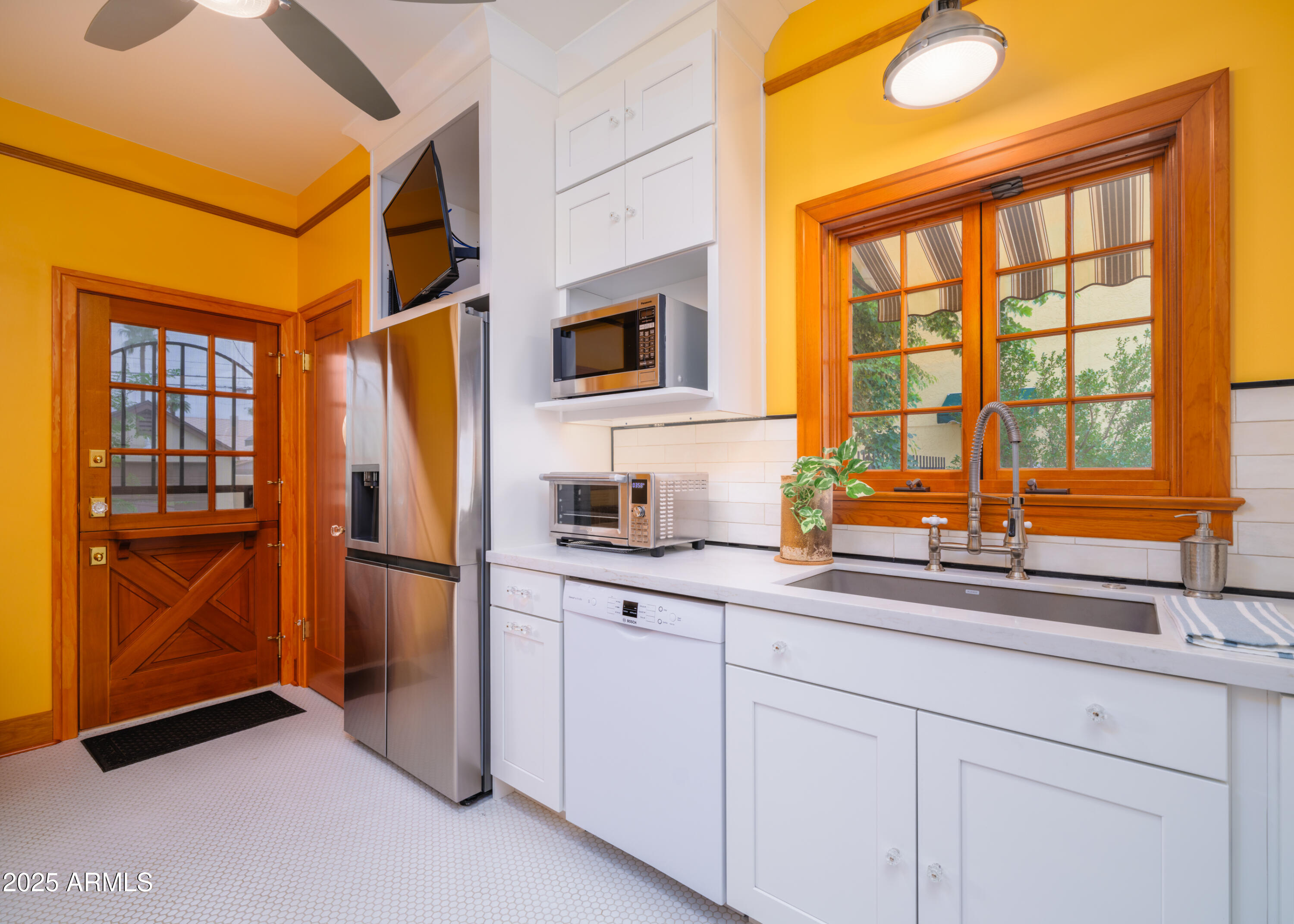 909 W WILLETTA Street