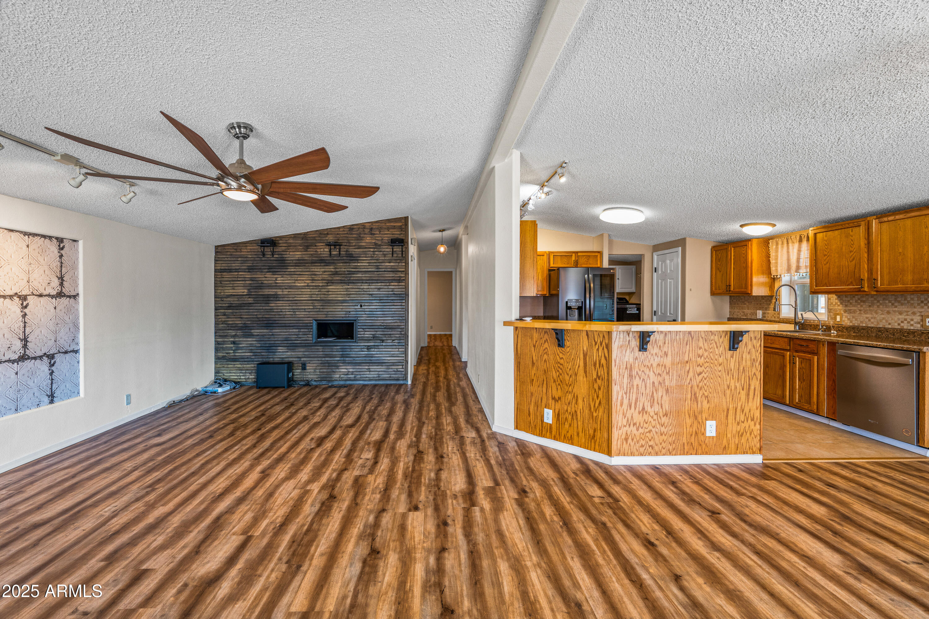 7642 E HOLMES Avenue