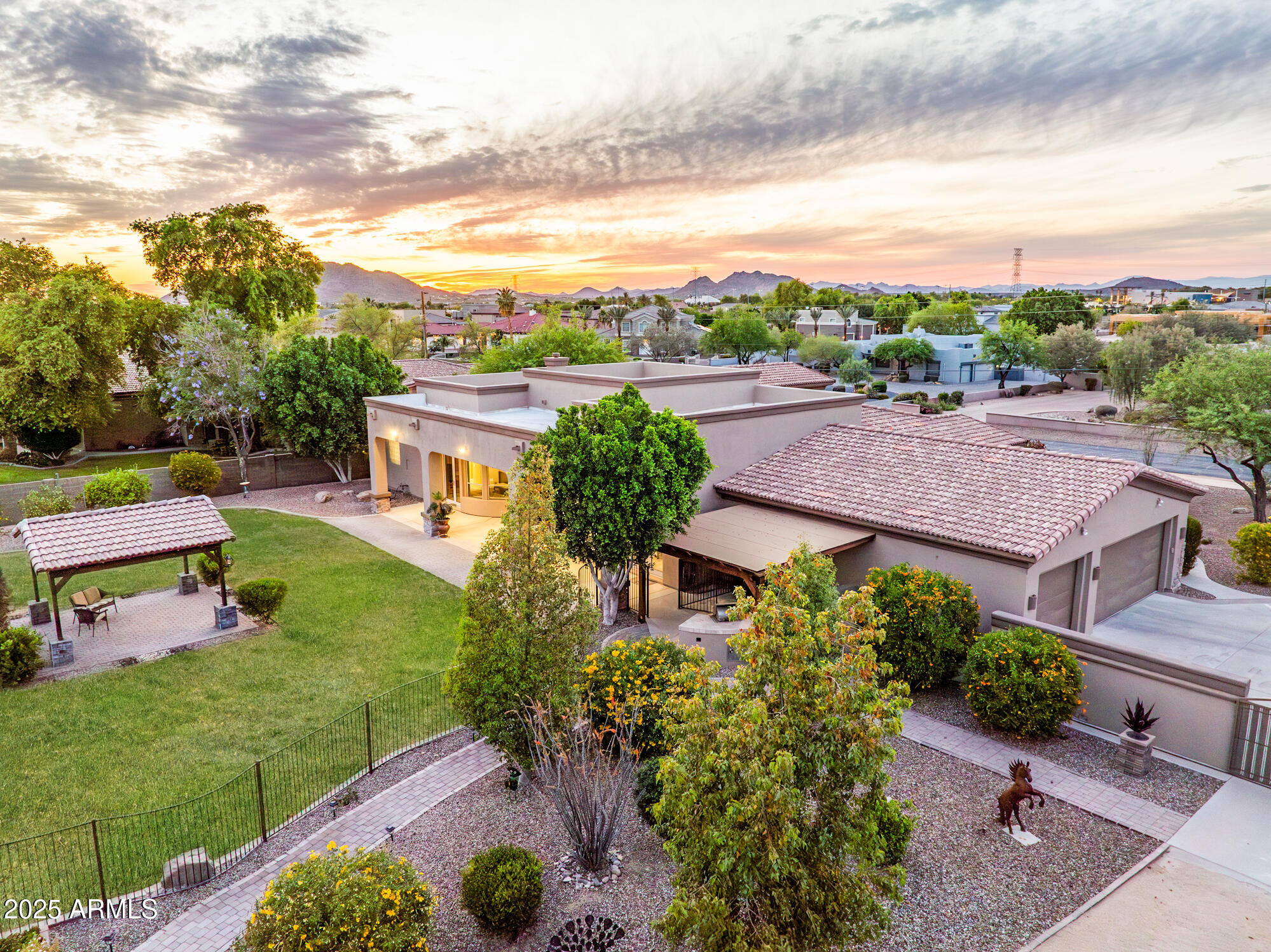 6861 W CALLE LEJOS --