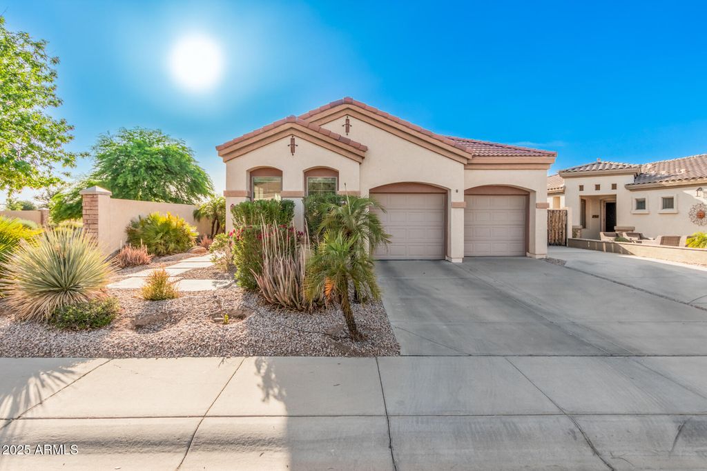 Photo of 6762 S St Andrews Way, Gilbert, AZ 85298 (MLS # 6929044)