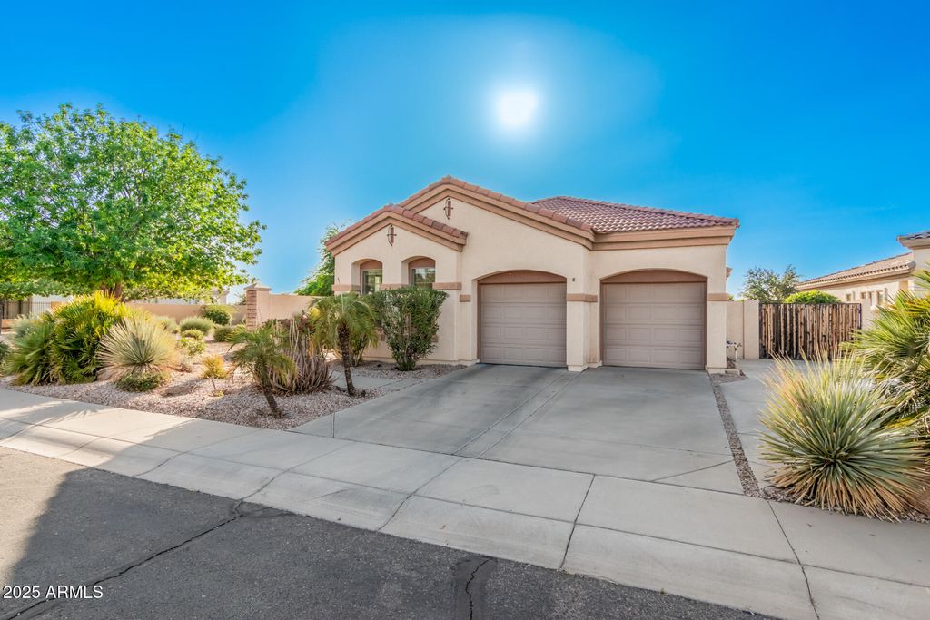 Photo of 6762 S St Andrews Way, Gilbert, AZ 85298 (MLS # 6929044)