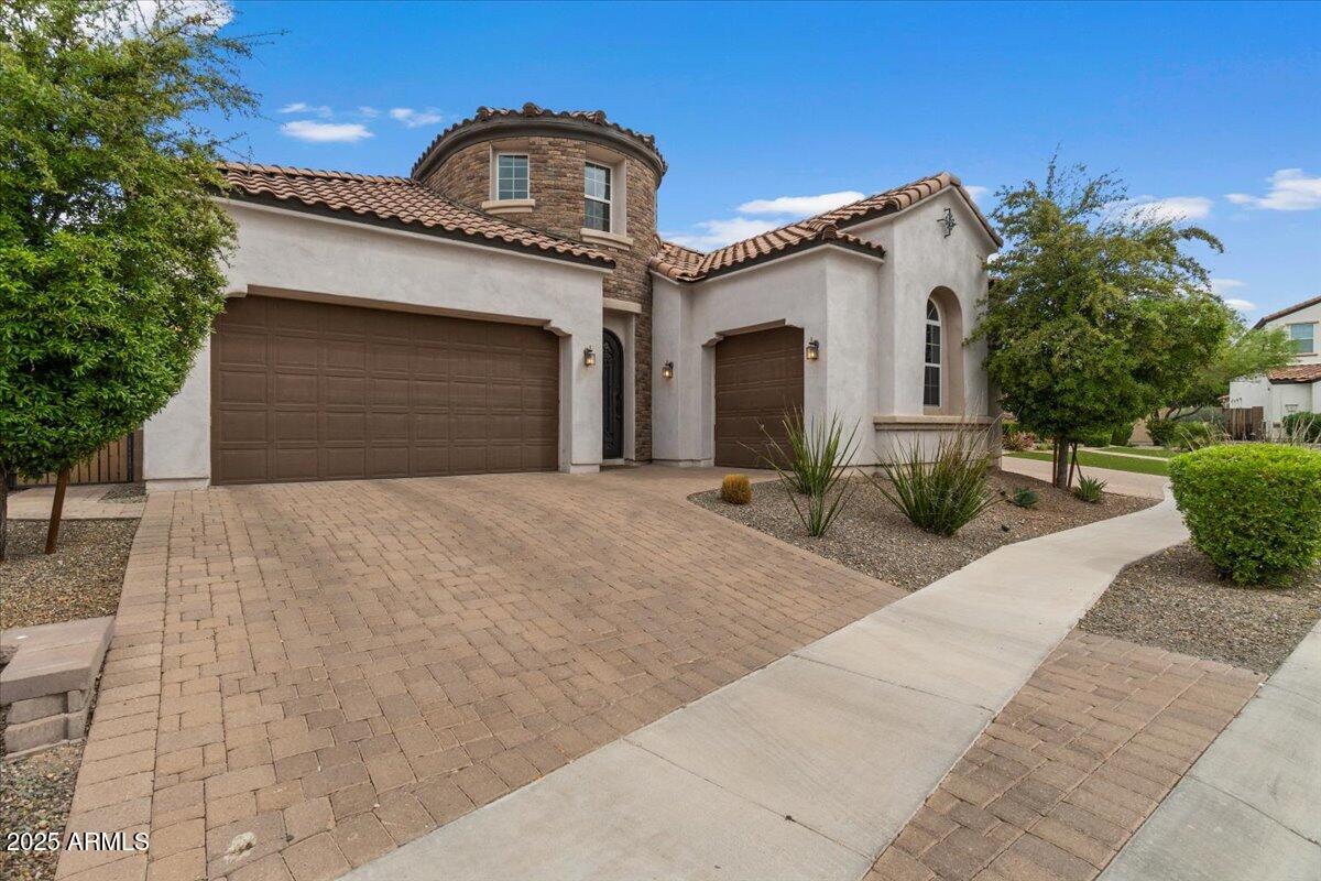 2926 E MINNEZONA Avenue