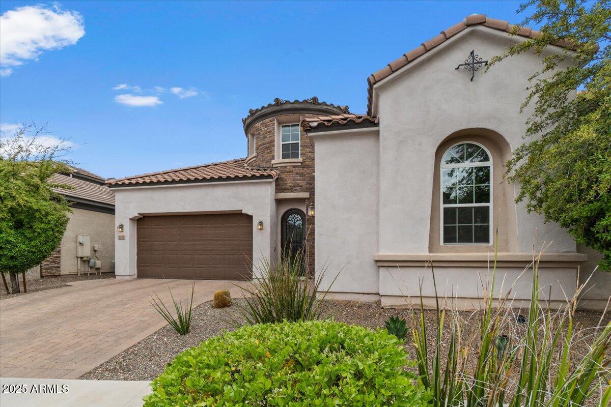 2926 E MINNEZONA Avenue