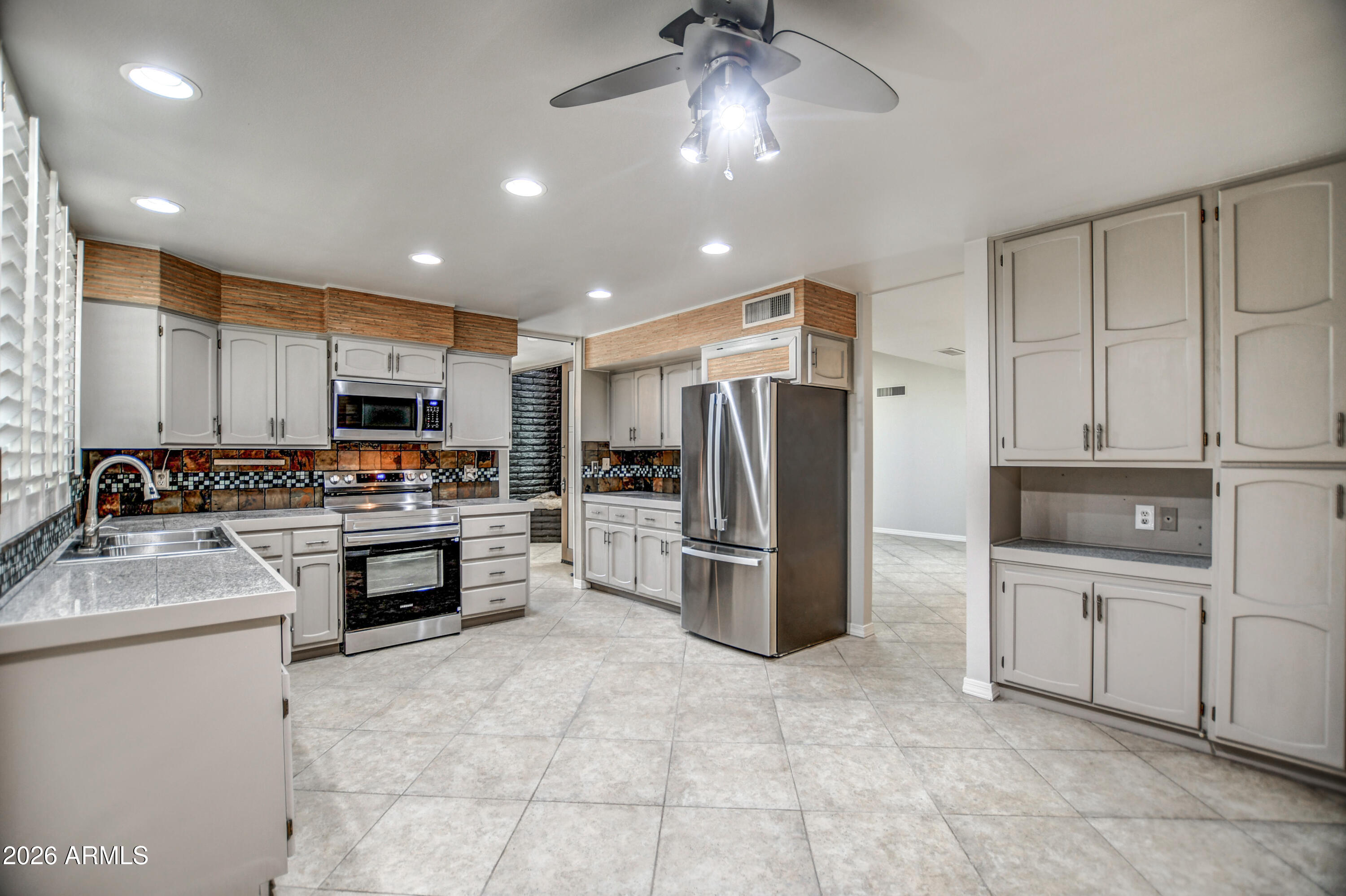 8647 E DEVONSHIRE Avenue