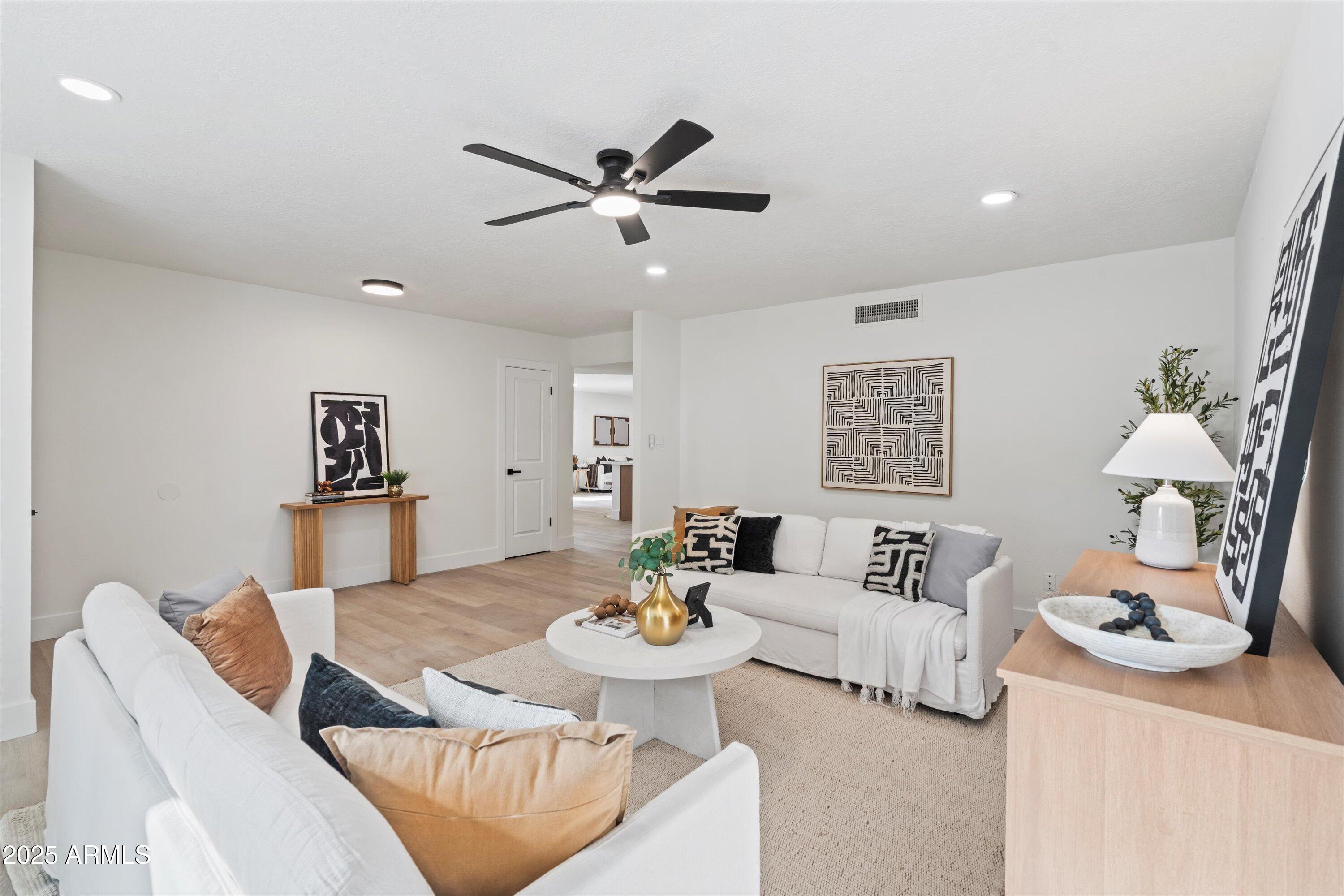 2116 E COLGATE Drive