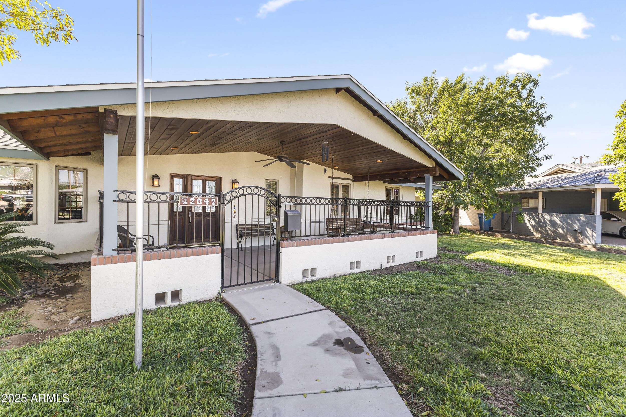 2047 W CAMBRIDGE Avenue