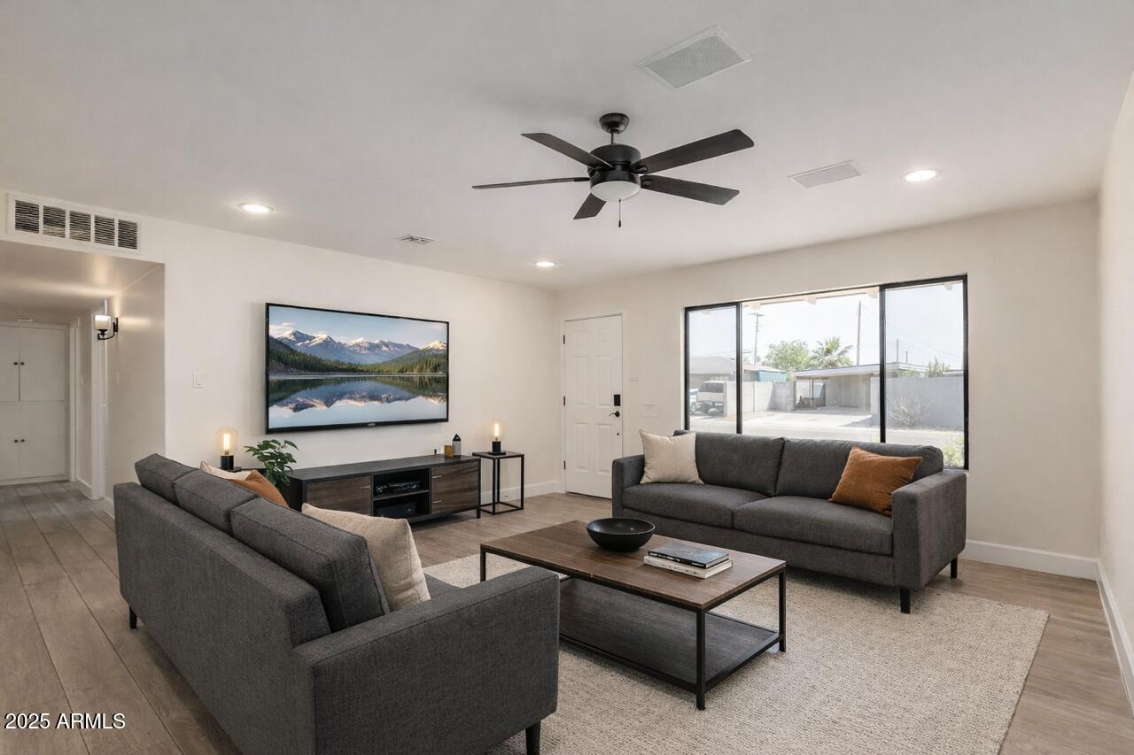 8102 E WHITTON Avenue