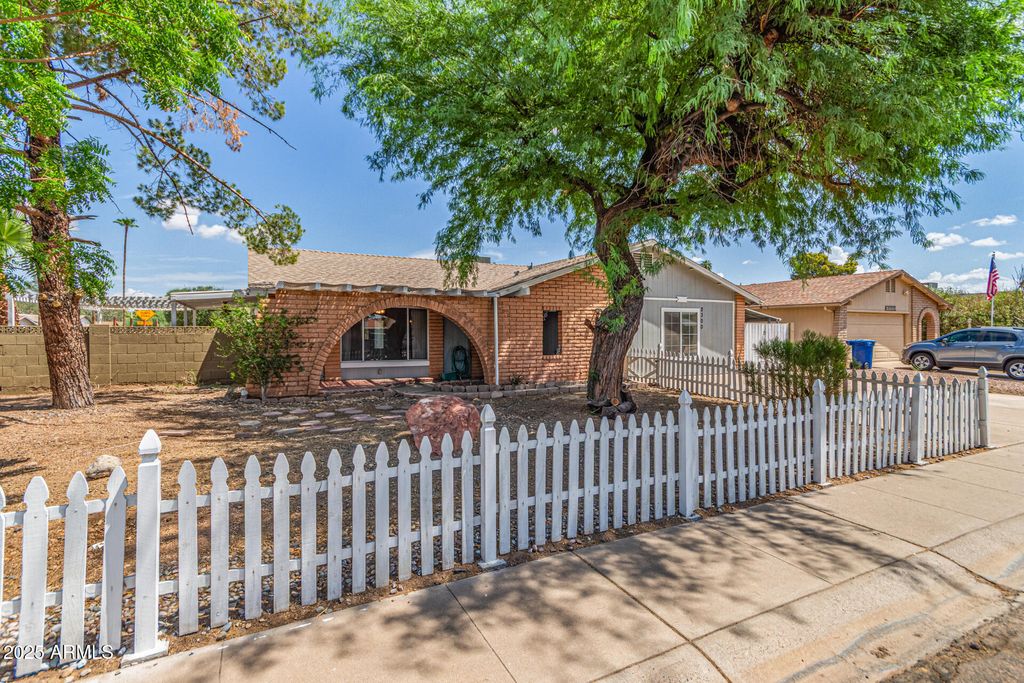 Photo of 2300 E Concorda Drive, Tempe, AZ 85282 (MLS # 6898917)