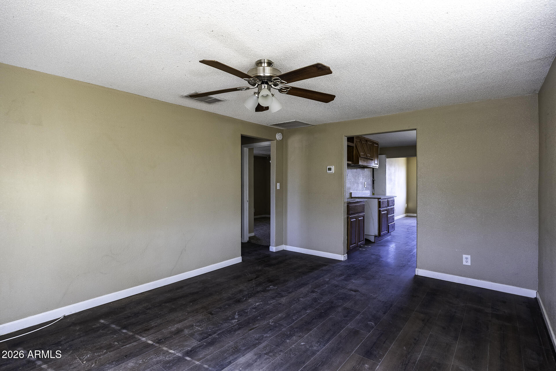 548 W DEWEY Avenue
