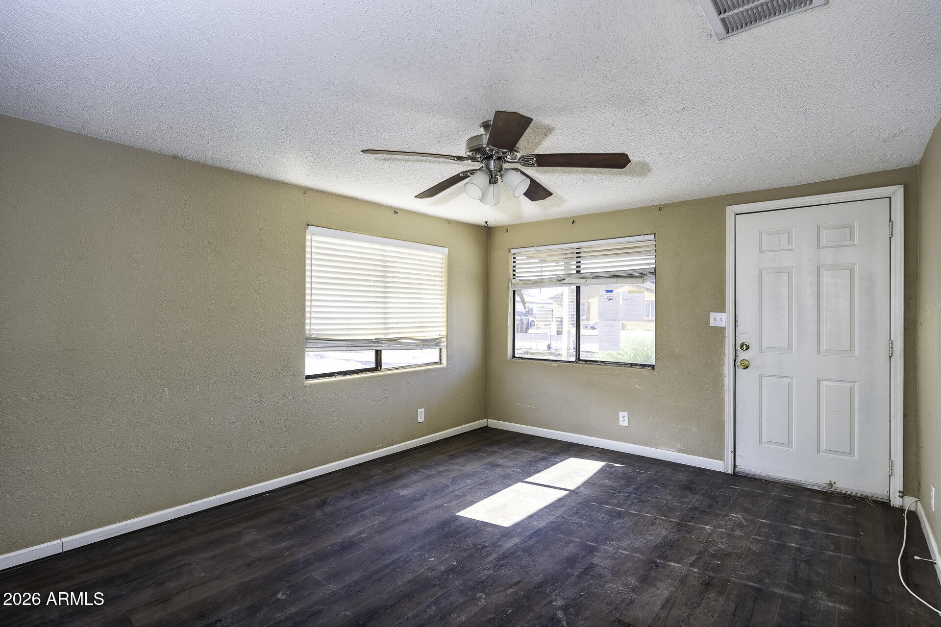 548 W DEWEY Avenue