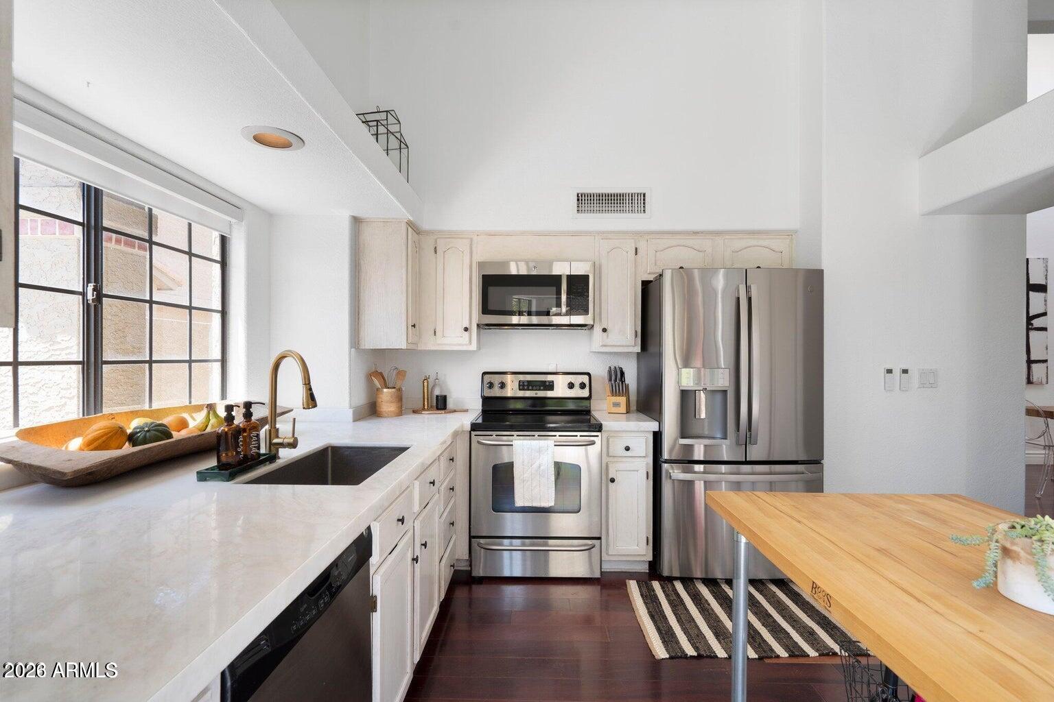 7925 E PEPPER TREE Lane