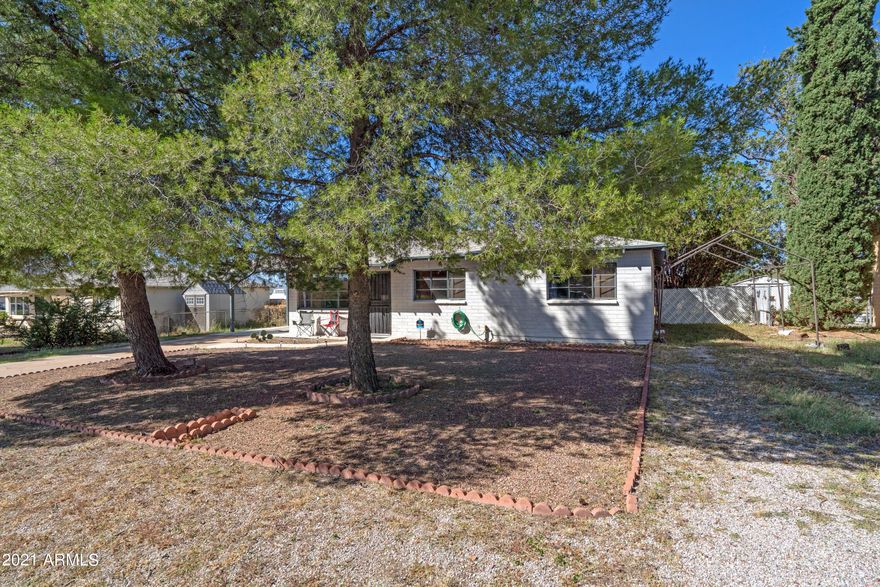 Beautiful well maintained home! Call to schedule a showing!
