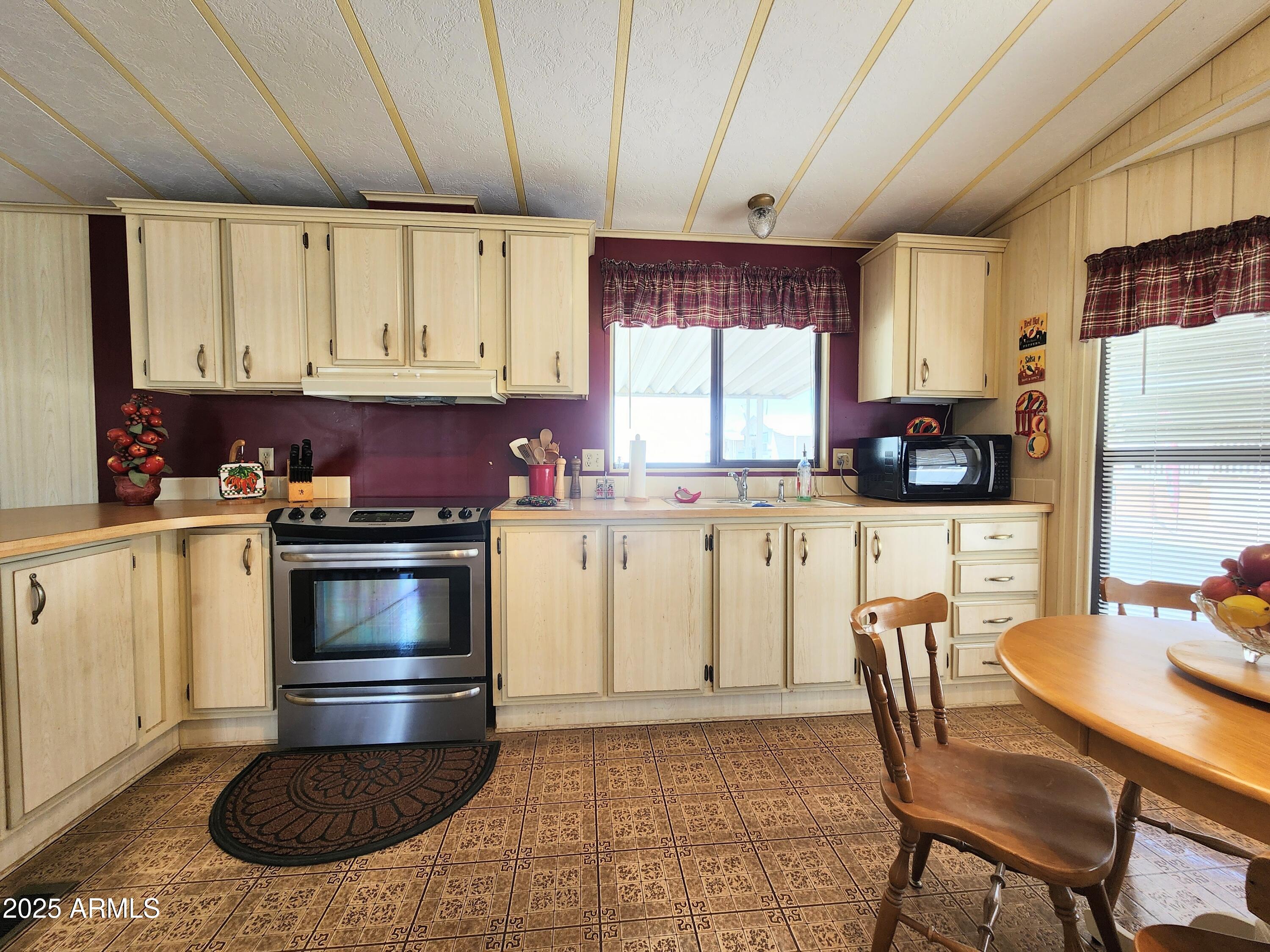 9333 E UNIVERSITY Drive 184