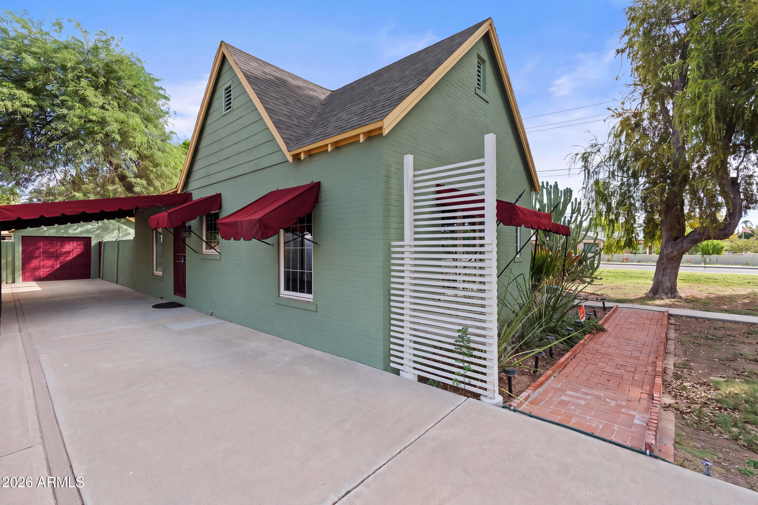 302 W Roma Avenue