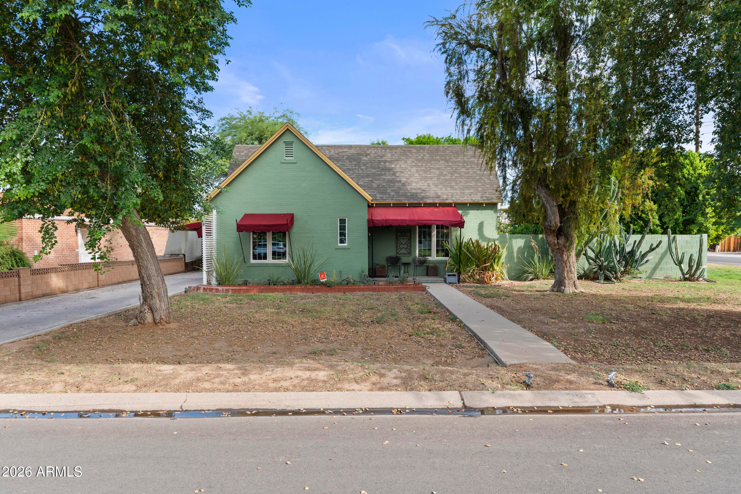 302 W Roma Avenue