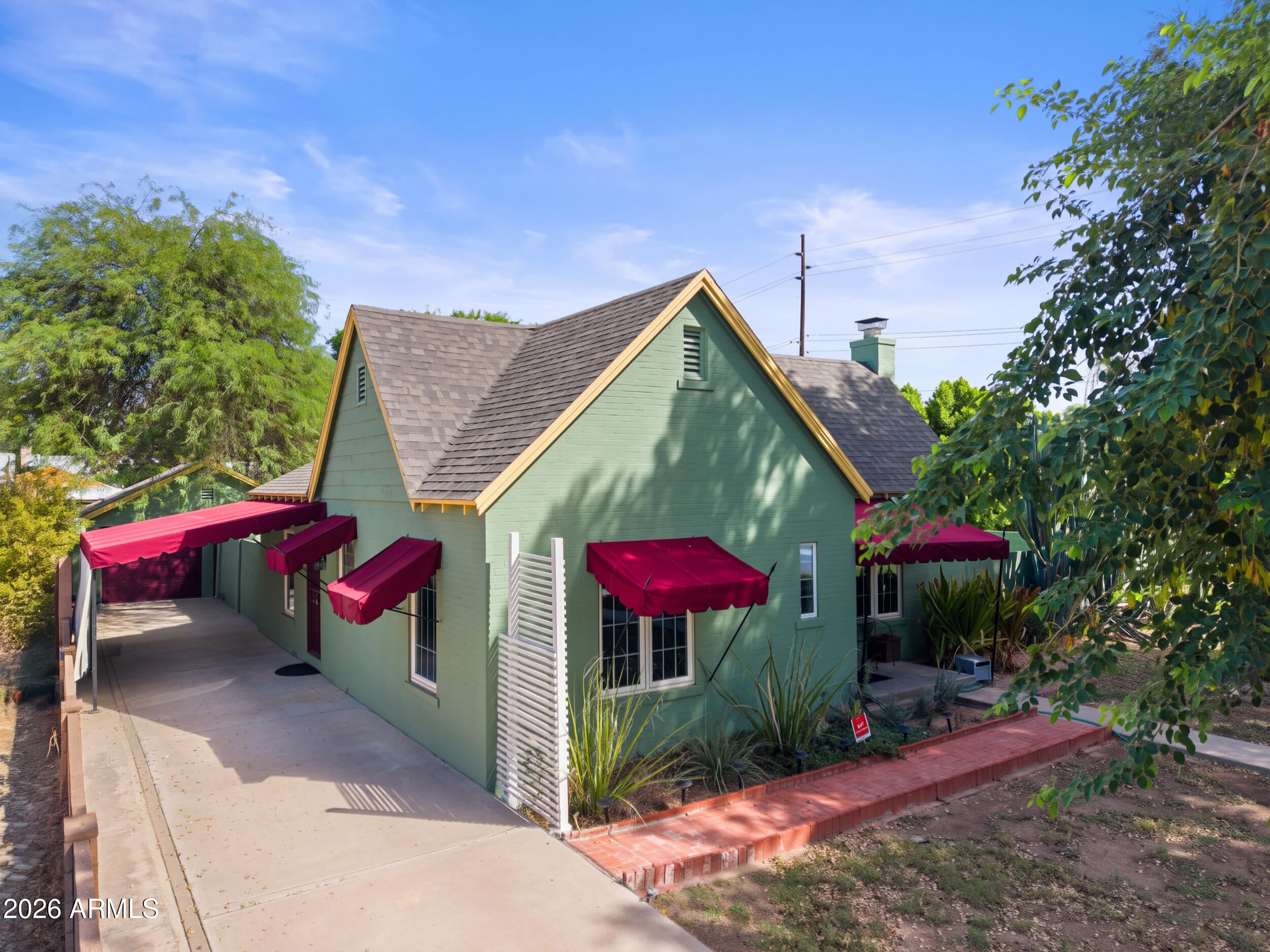 302 W Roma Avenue