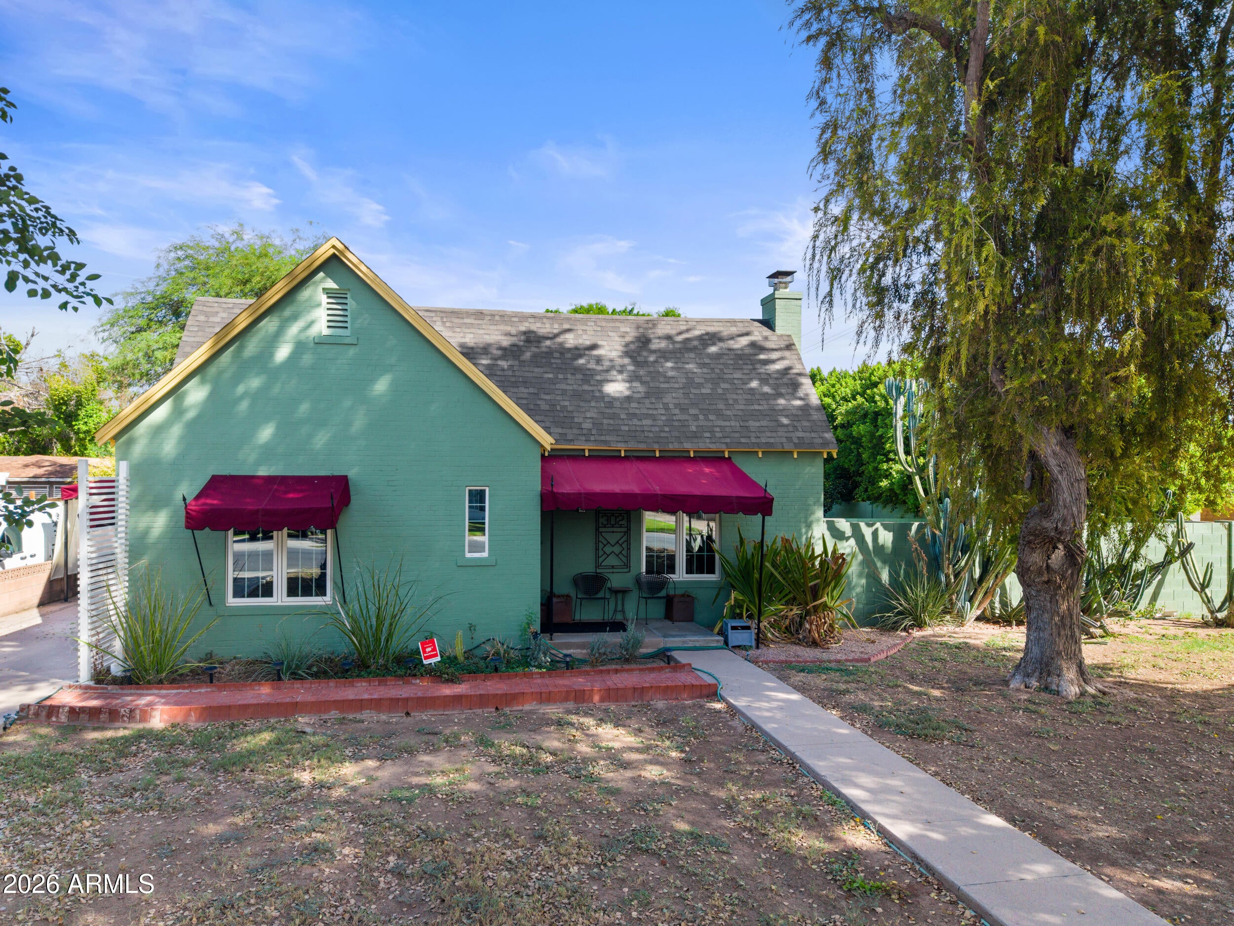 302 W Roma Avenue