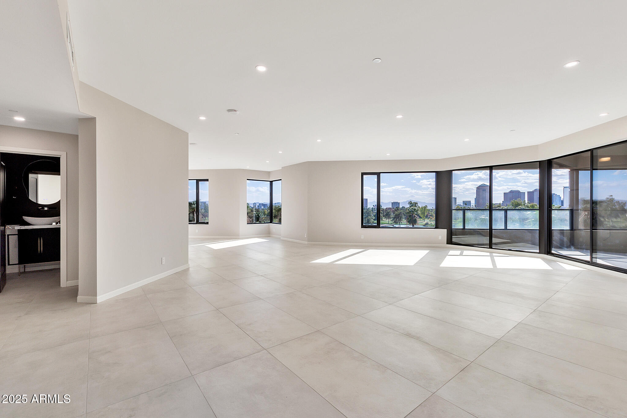 1040 E OSBORN Road 404