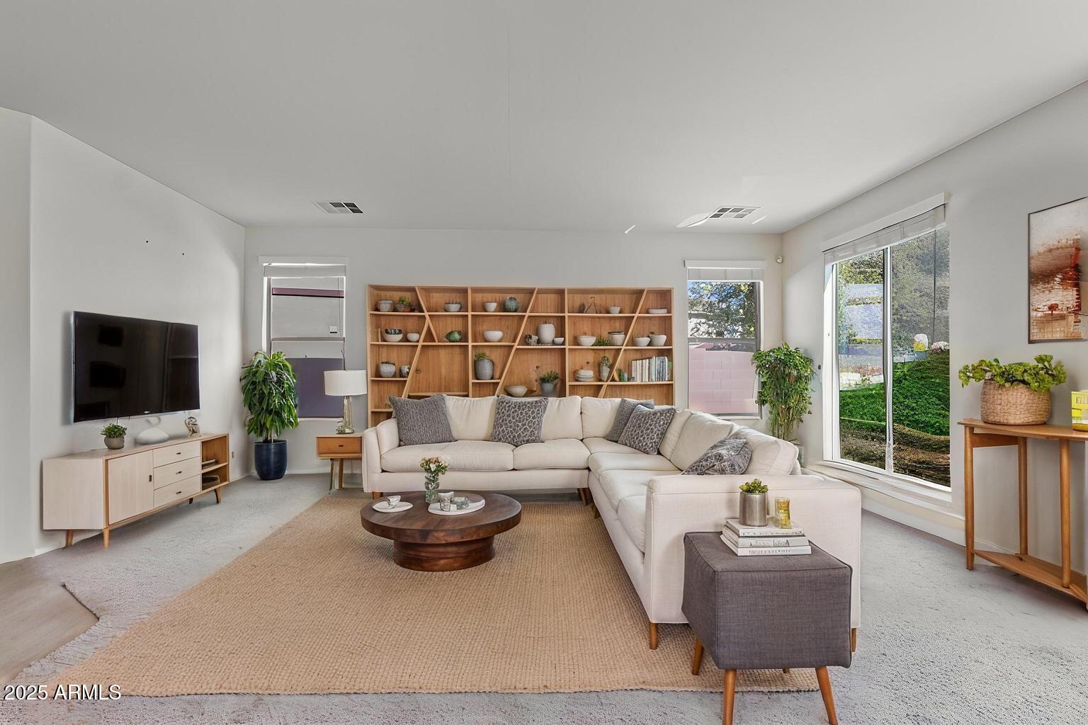 1093 E DORAL Avenue