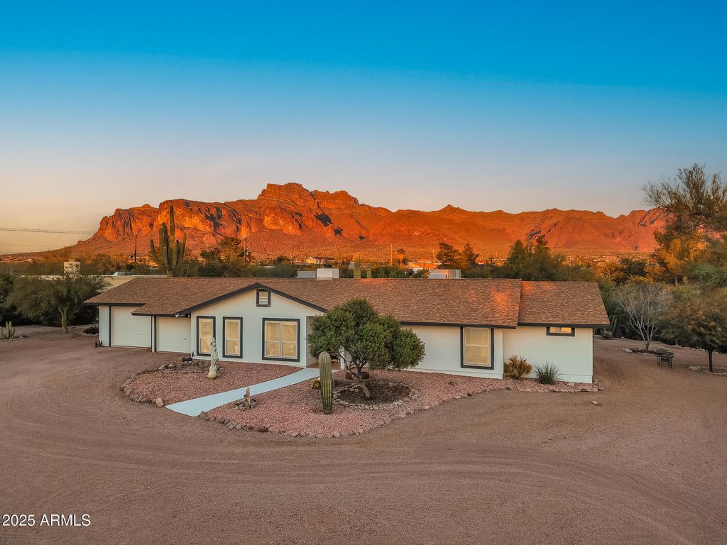 Photo of 1291 S Red Rock Court, Apache Junction, AZ 85119 (MLS # 6955679)