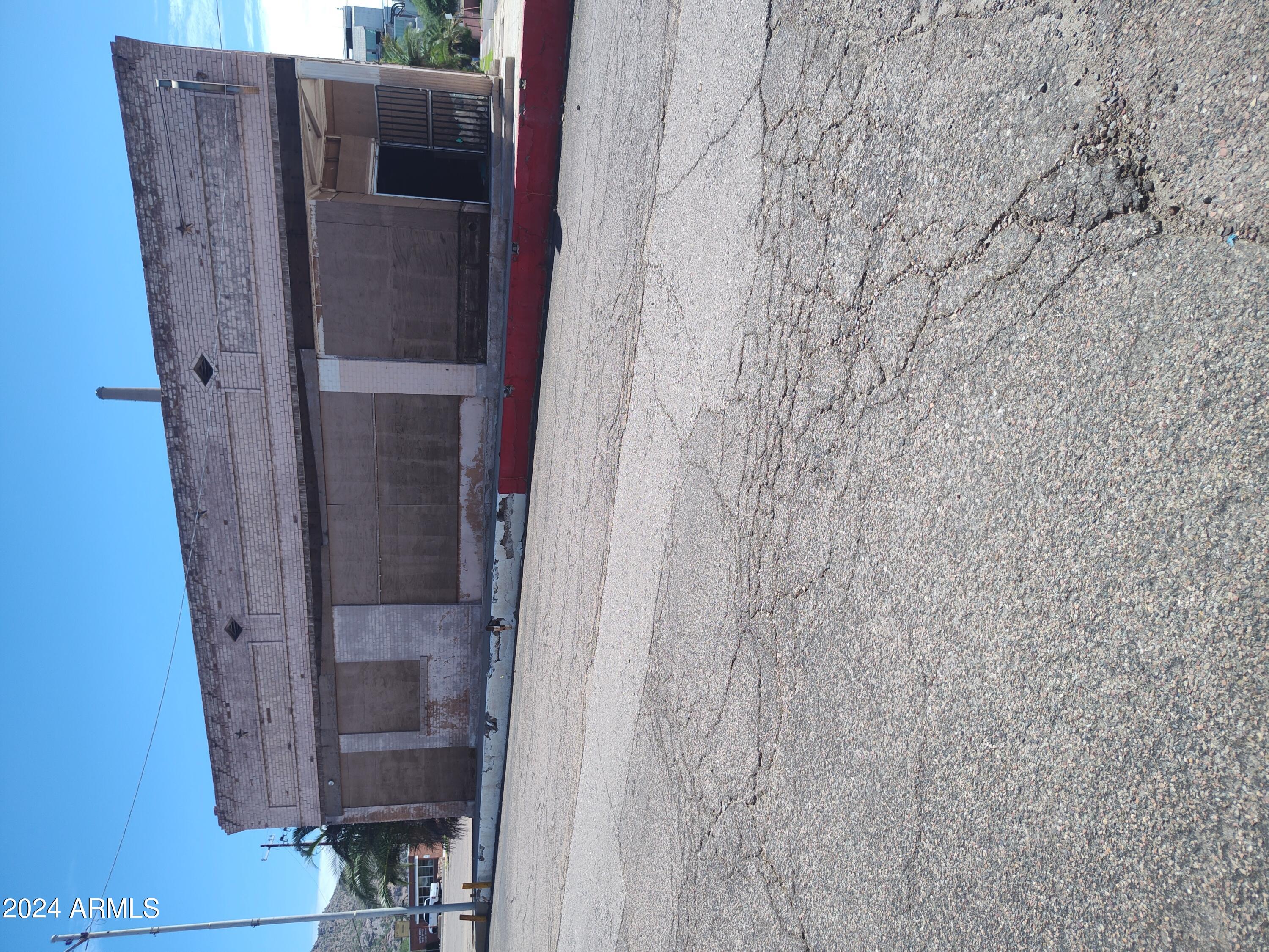 712 N HAYDEN Avenue