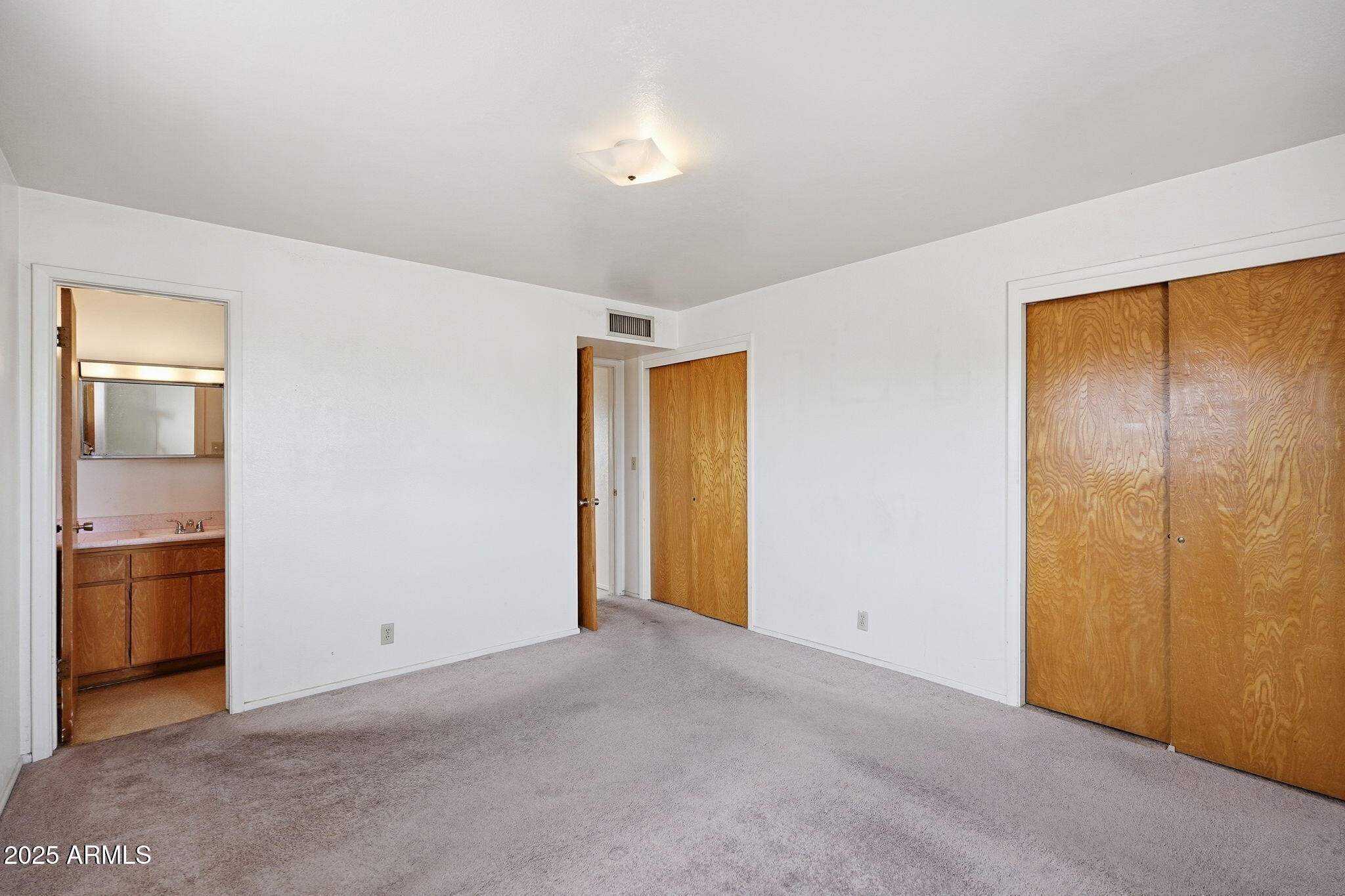 5325 E DES MOINES Street