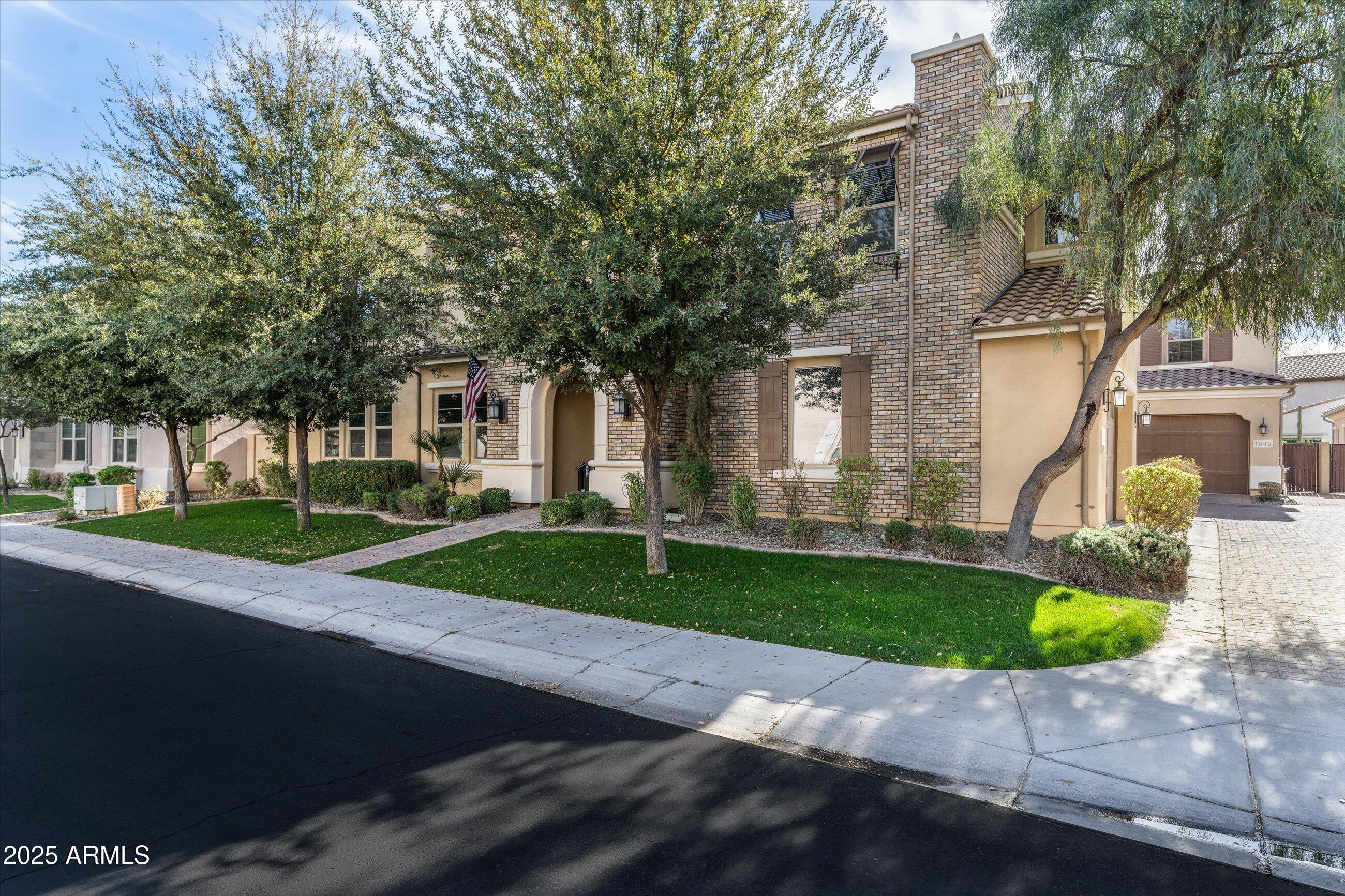 1941 W YELLOWSTONE Way