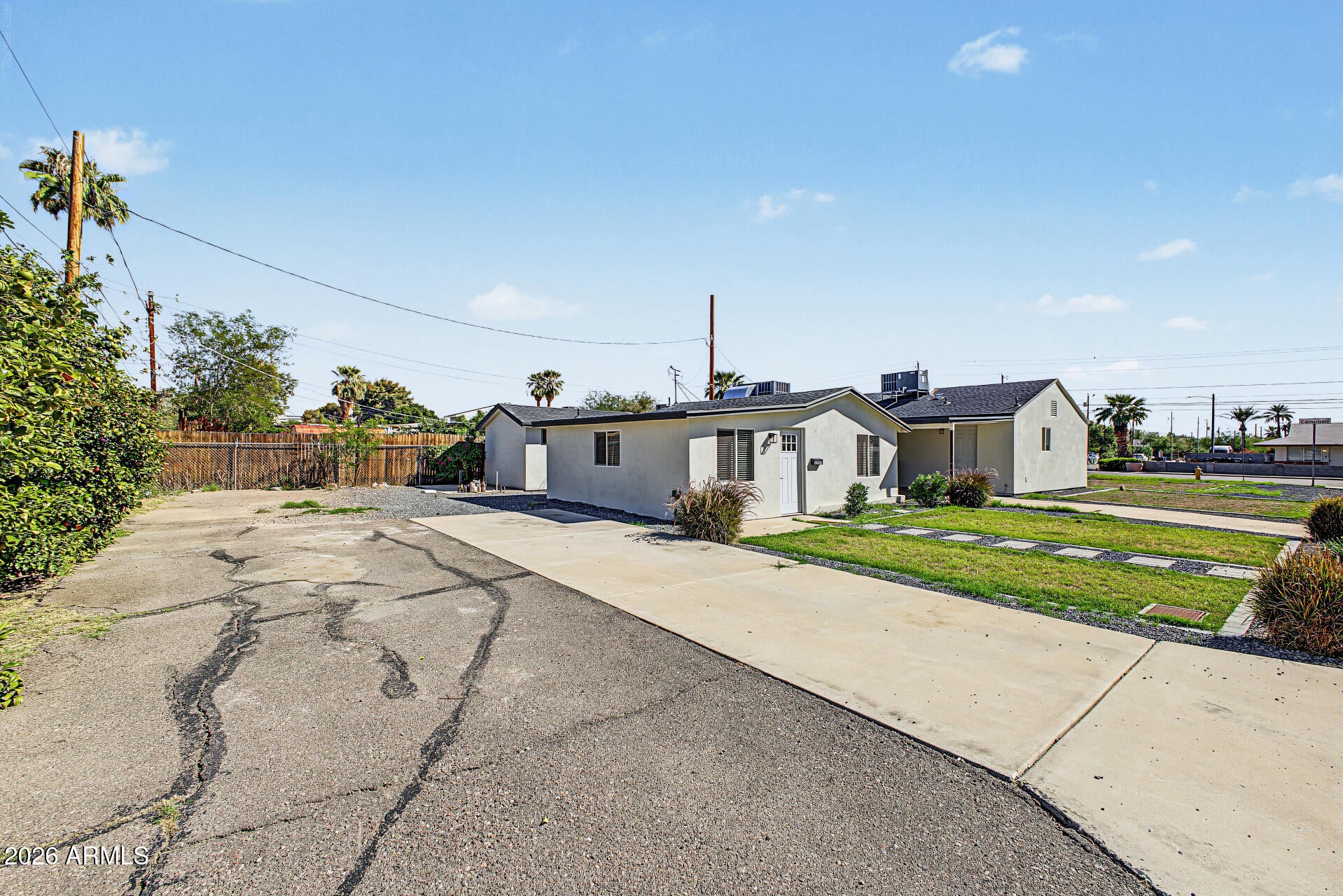 1332 E CAMPBELL Avenue