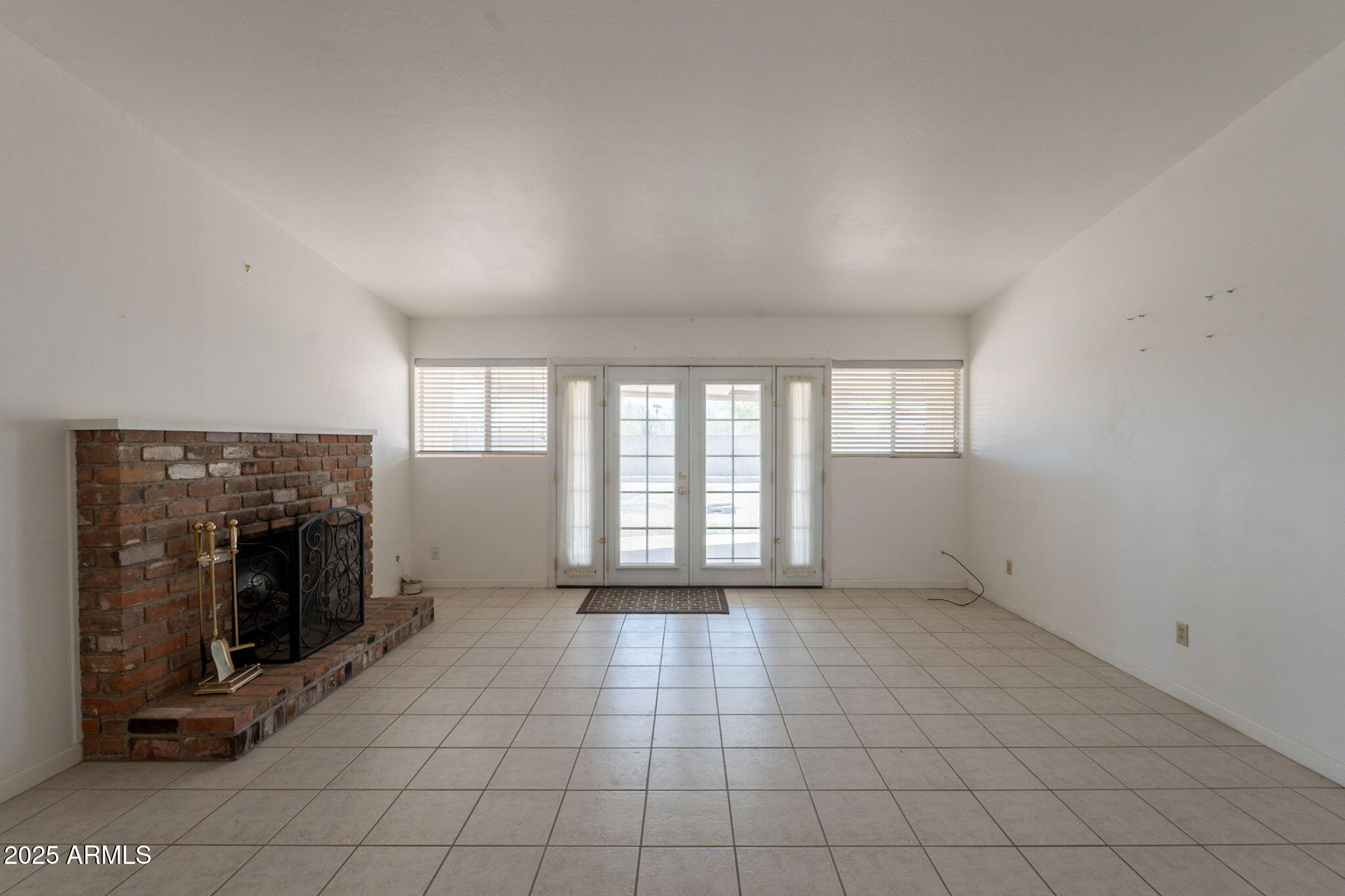 1129 E LAUREL Drive