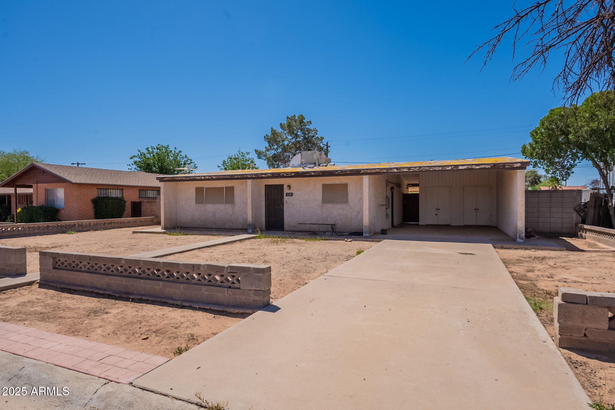 1129 E LAUREL Drive