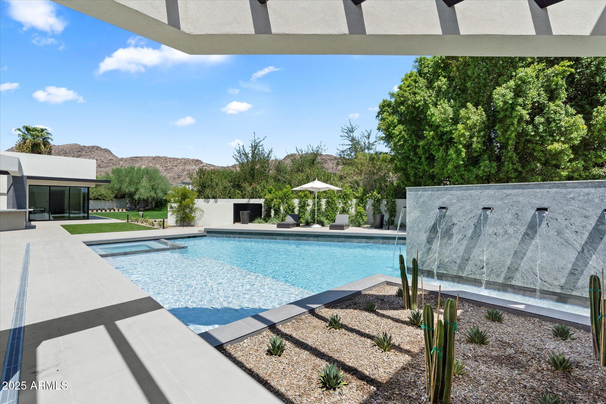 6120 E REDWING Road