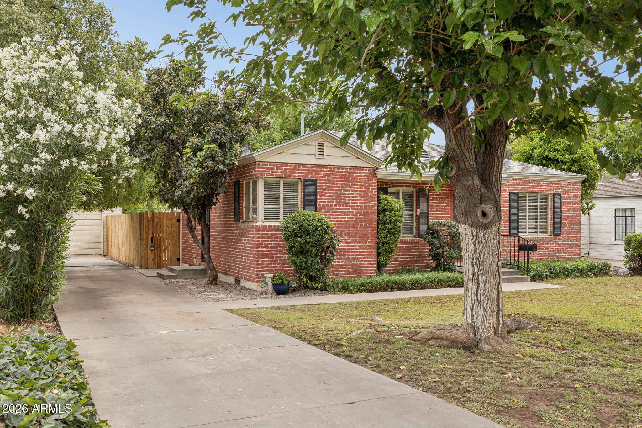 931 W MACKENZIE Drive