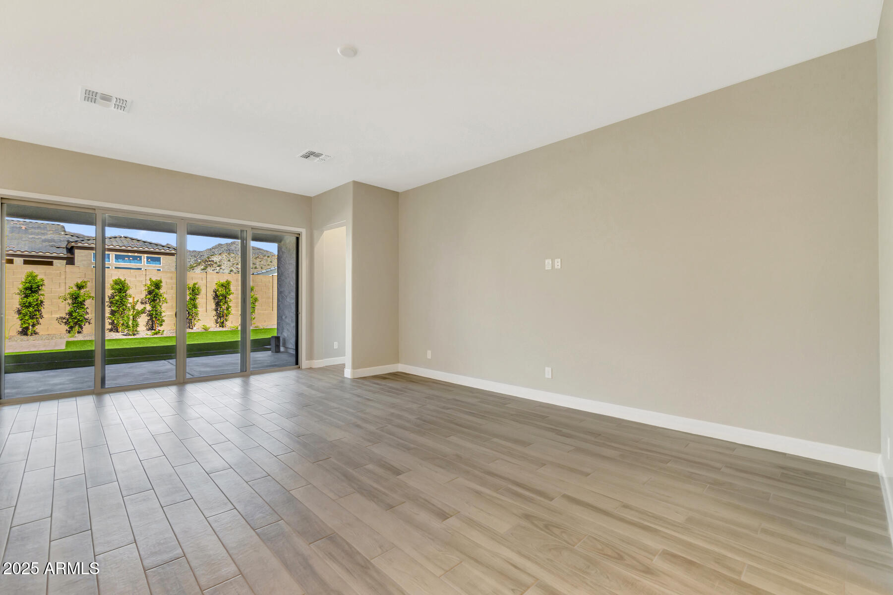 21548 W PIERSON Street