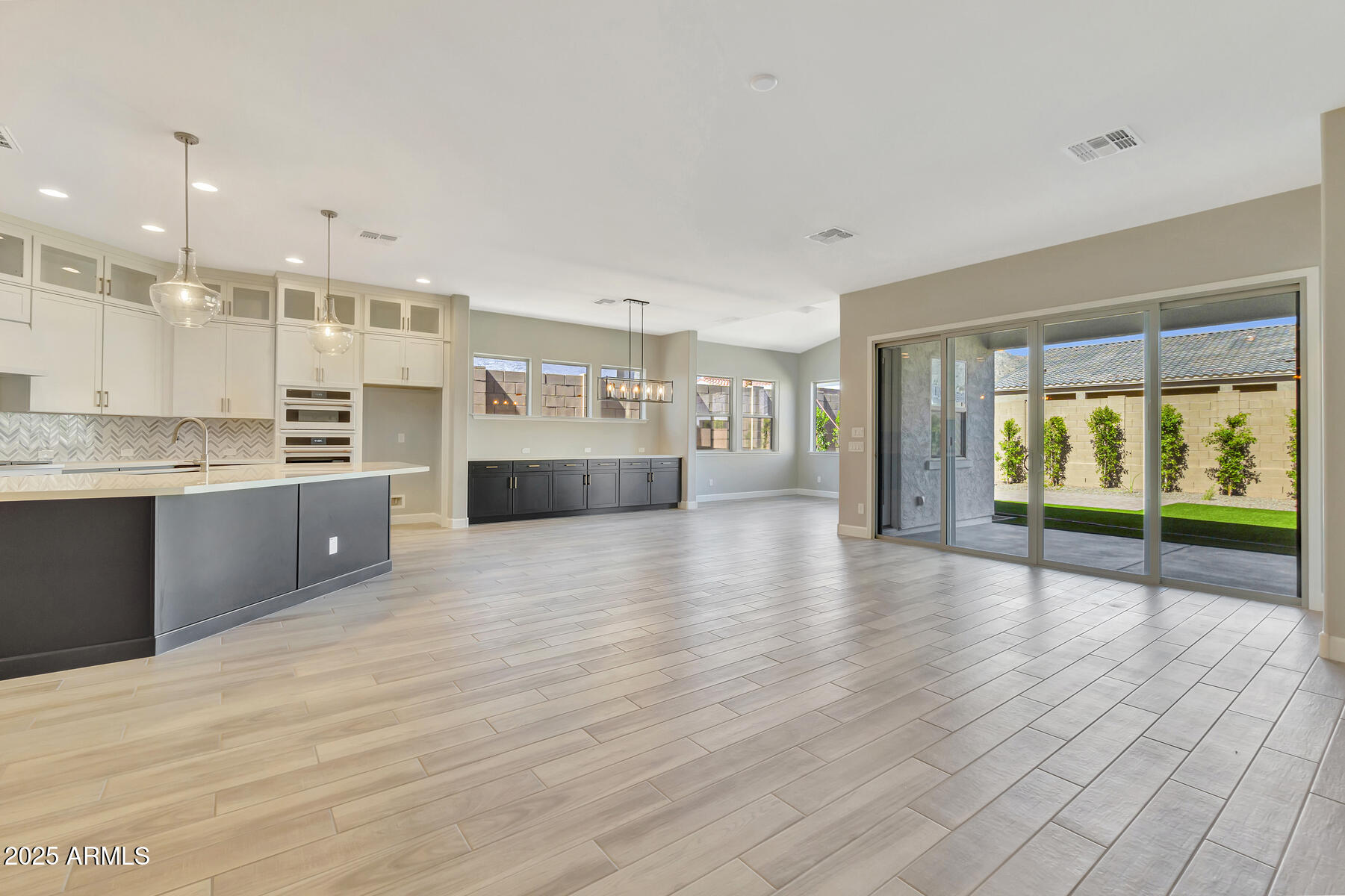 21548 W PIERSON Street