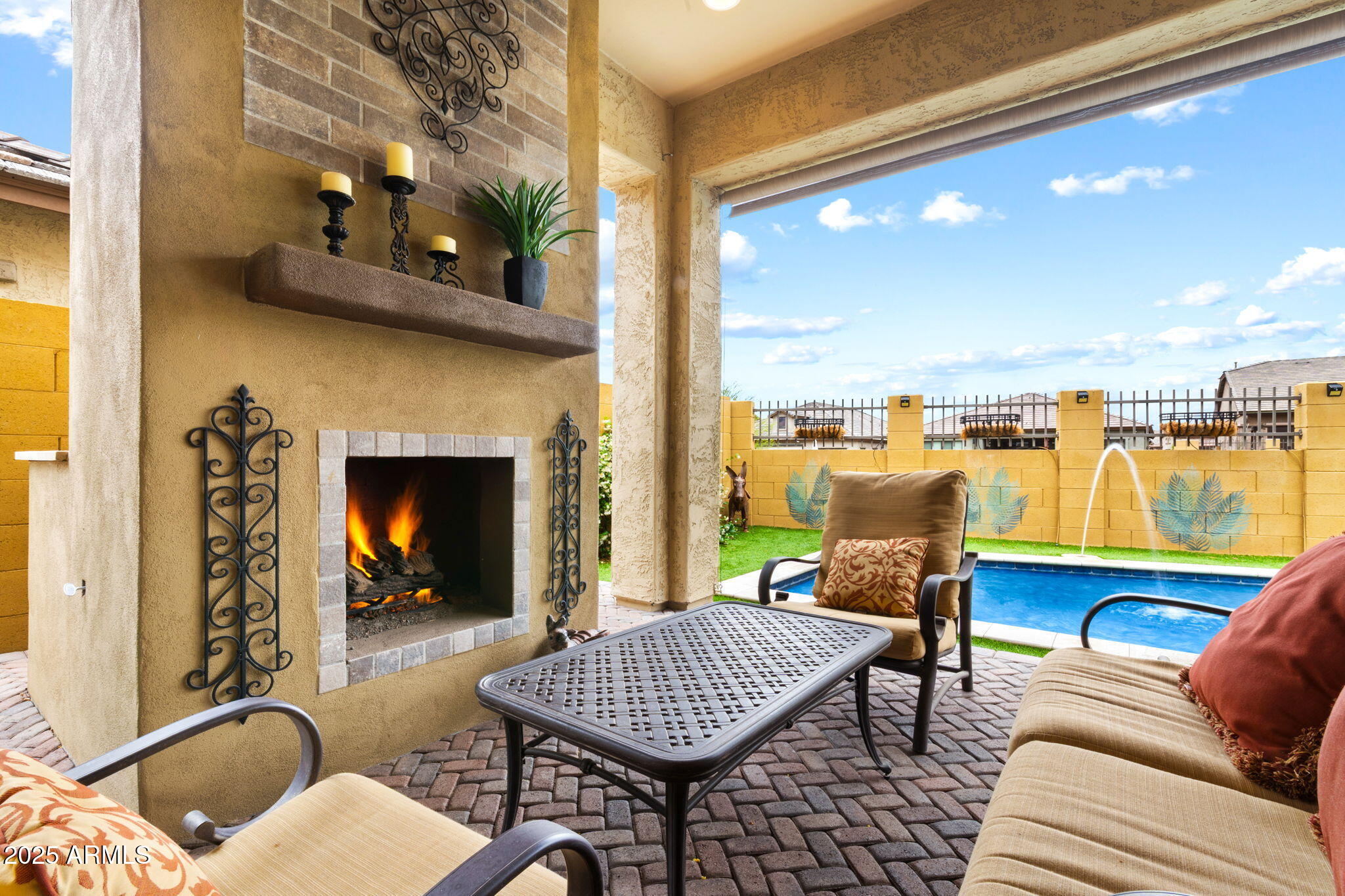 2114 N CANELO Hills