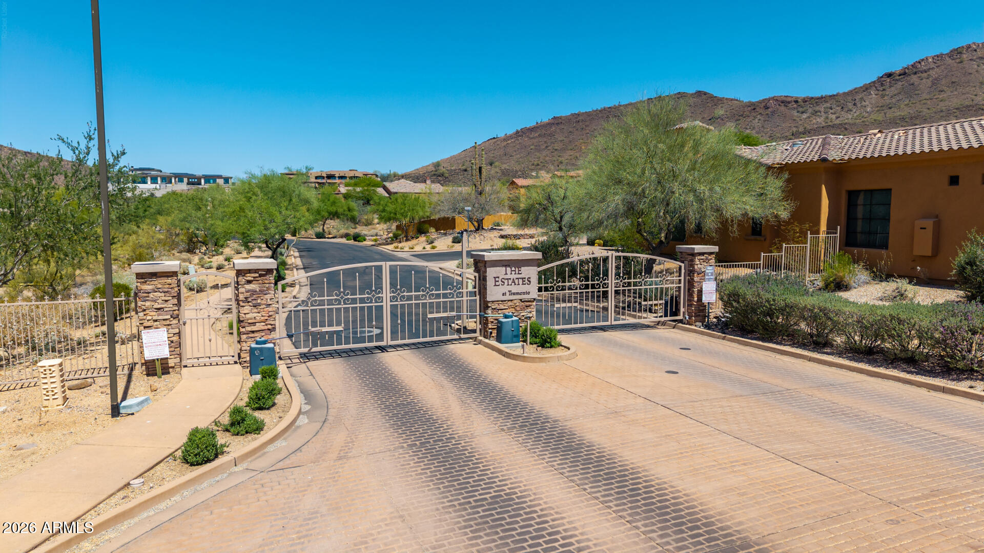 2516 W PRAIANO Way -