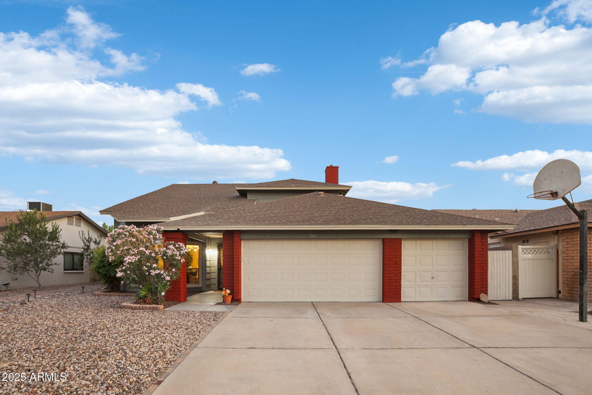 945 W PORTOBELLO Avenue