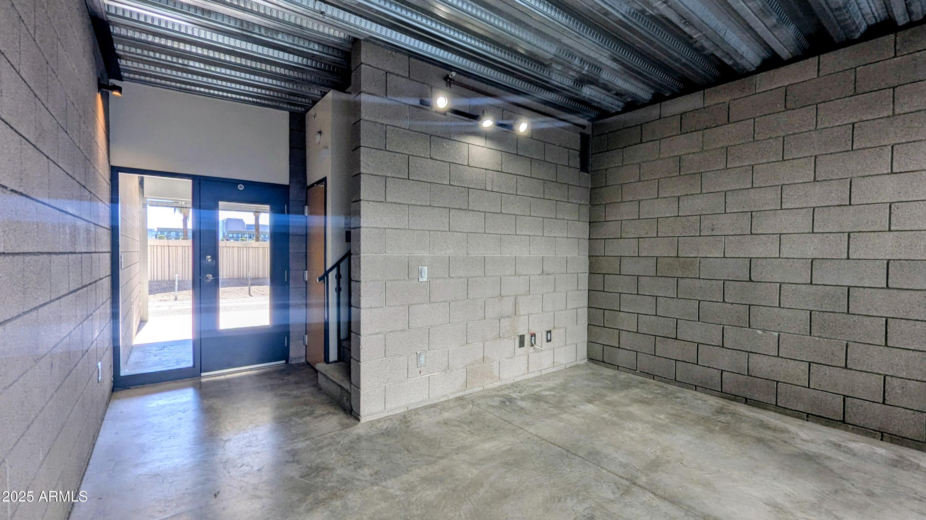 525 E WILLETTA Street 8