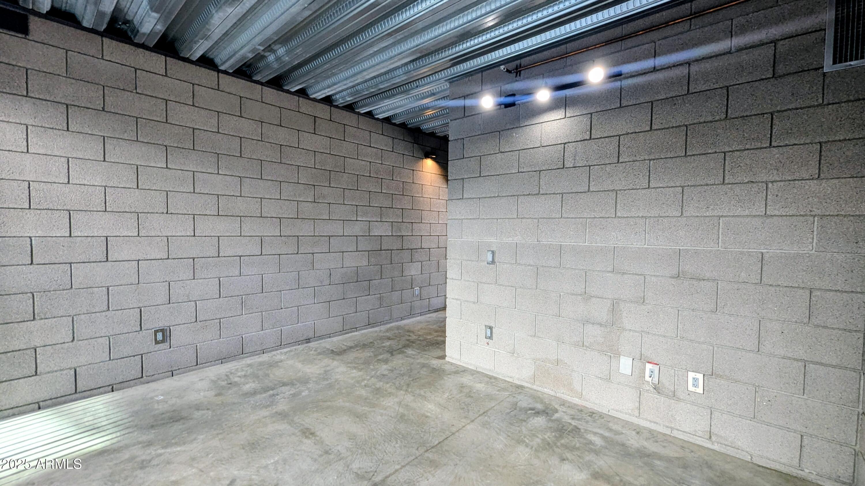 525 E WILLETTA Street 8