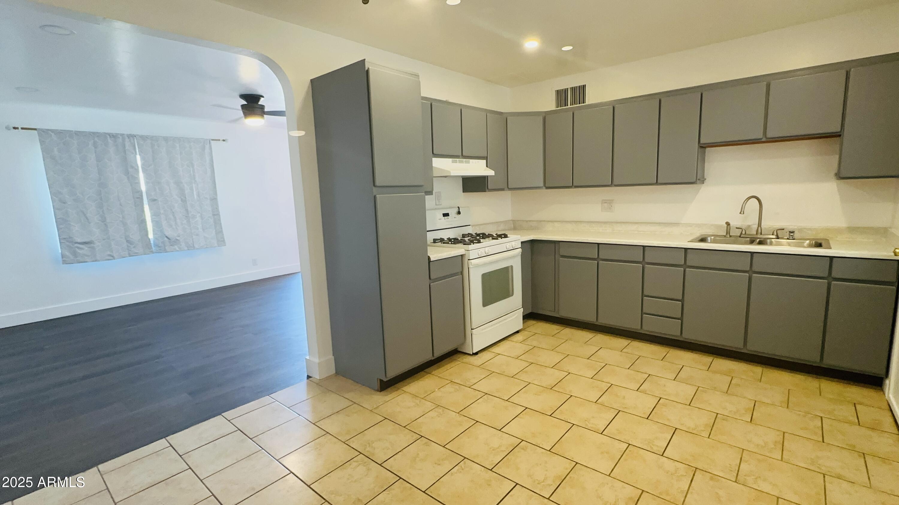 109 5TH Avenue E