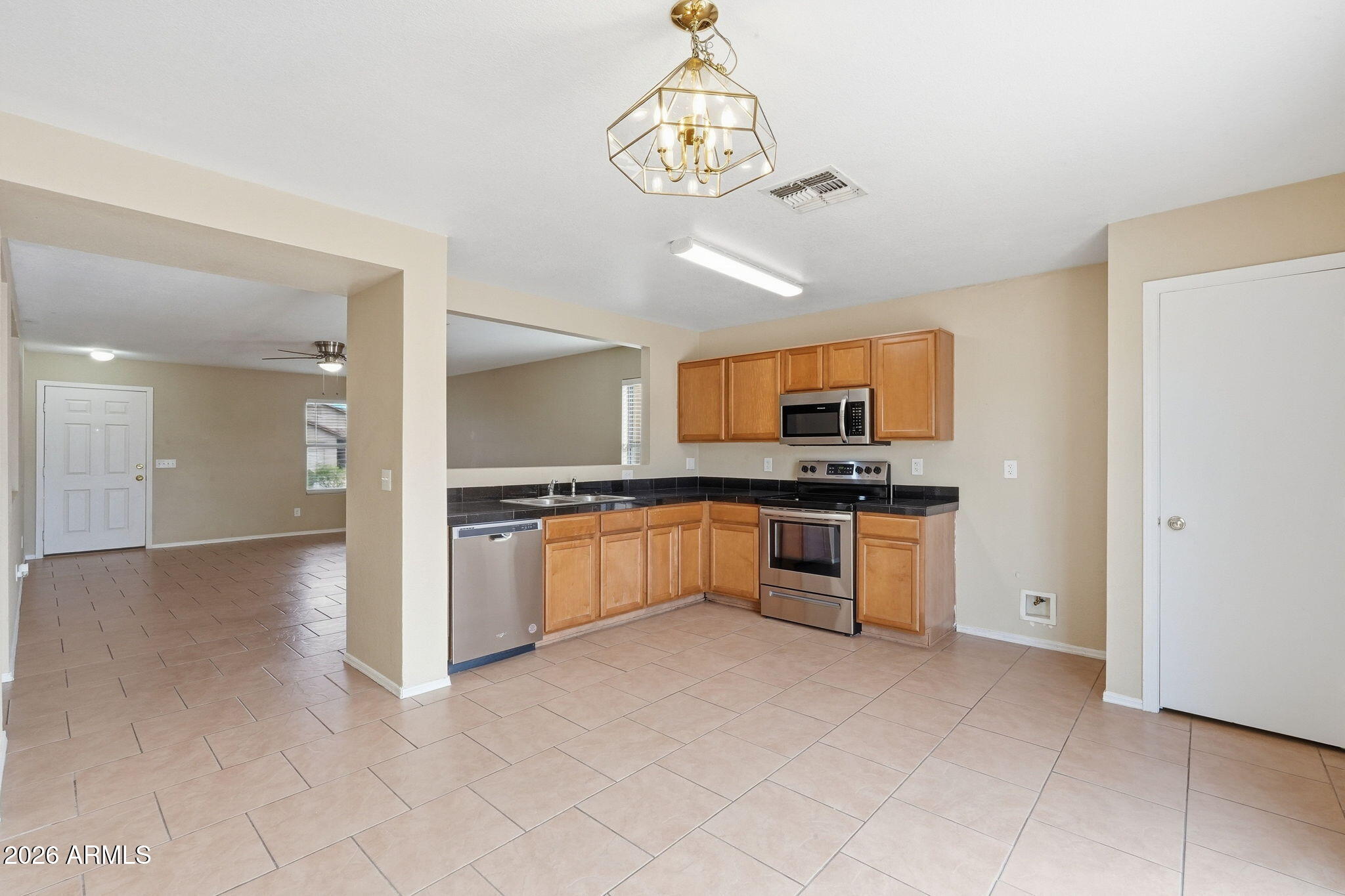 633 W KINGMAN Loop