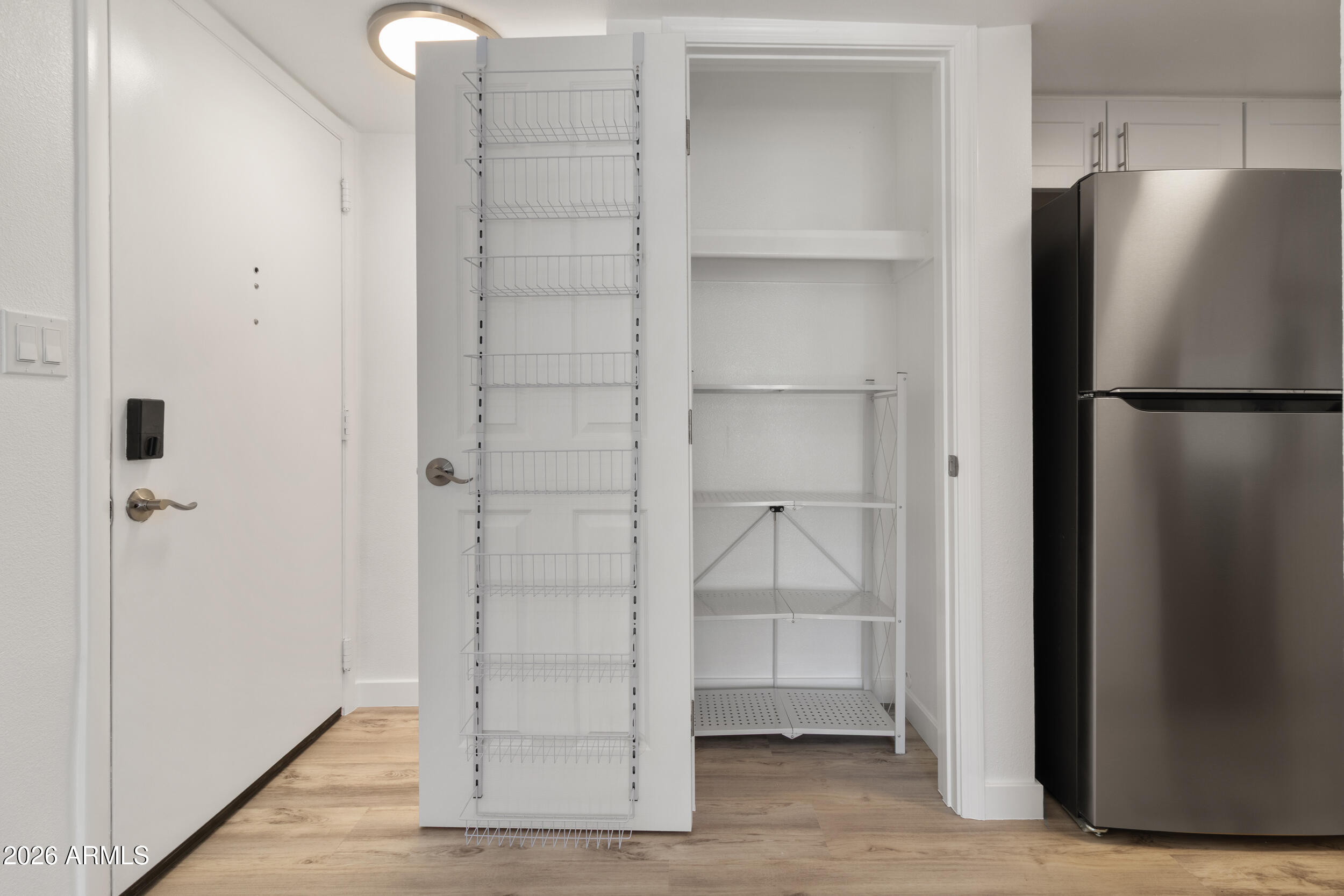 3033 E DEVONSHIRE Avenue 2033