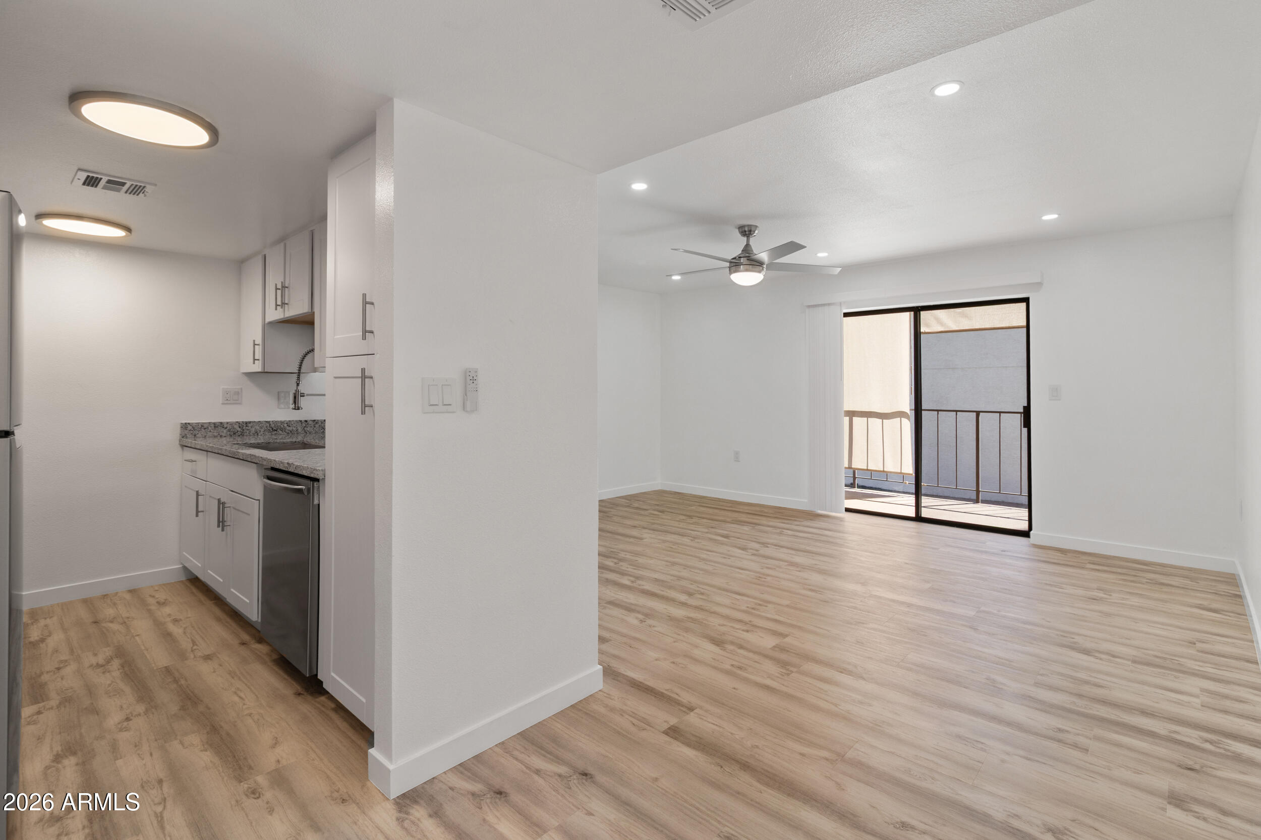 3033 E DEVONSHIRE Avenue 2033