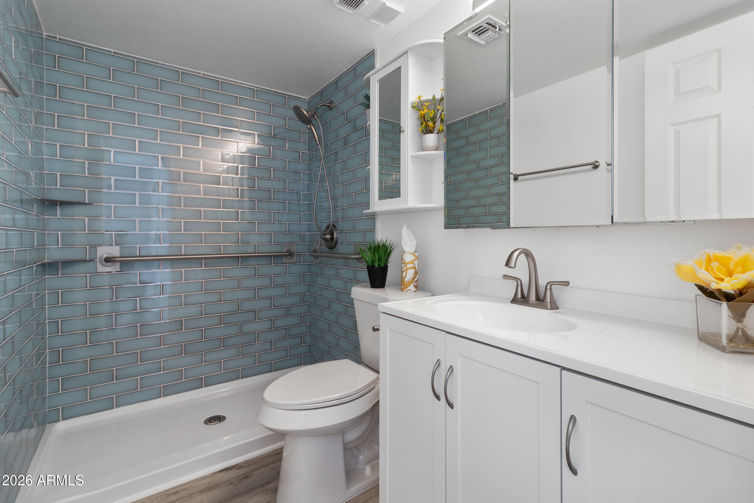 3033 E DEVONSHIRE Avenue 2033