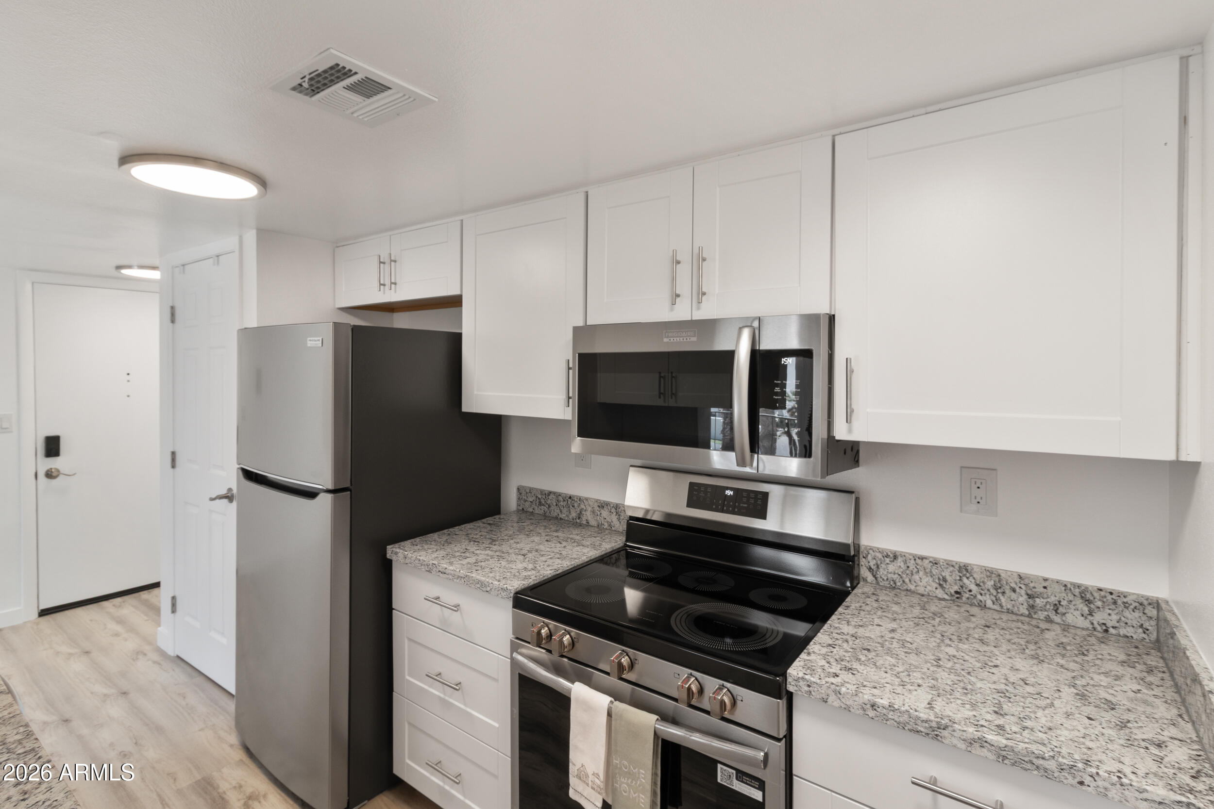 3033 E DEVONSHIRE Avenue 2033