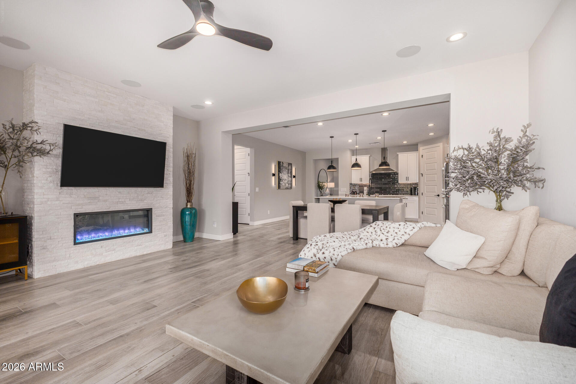 1946 W HORSETAIL Trail