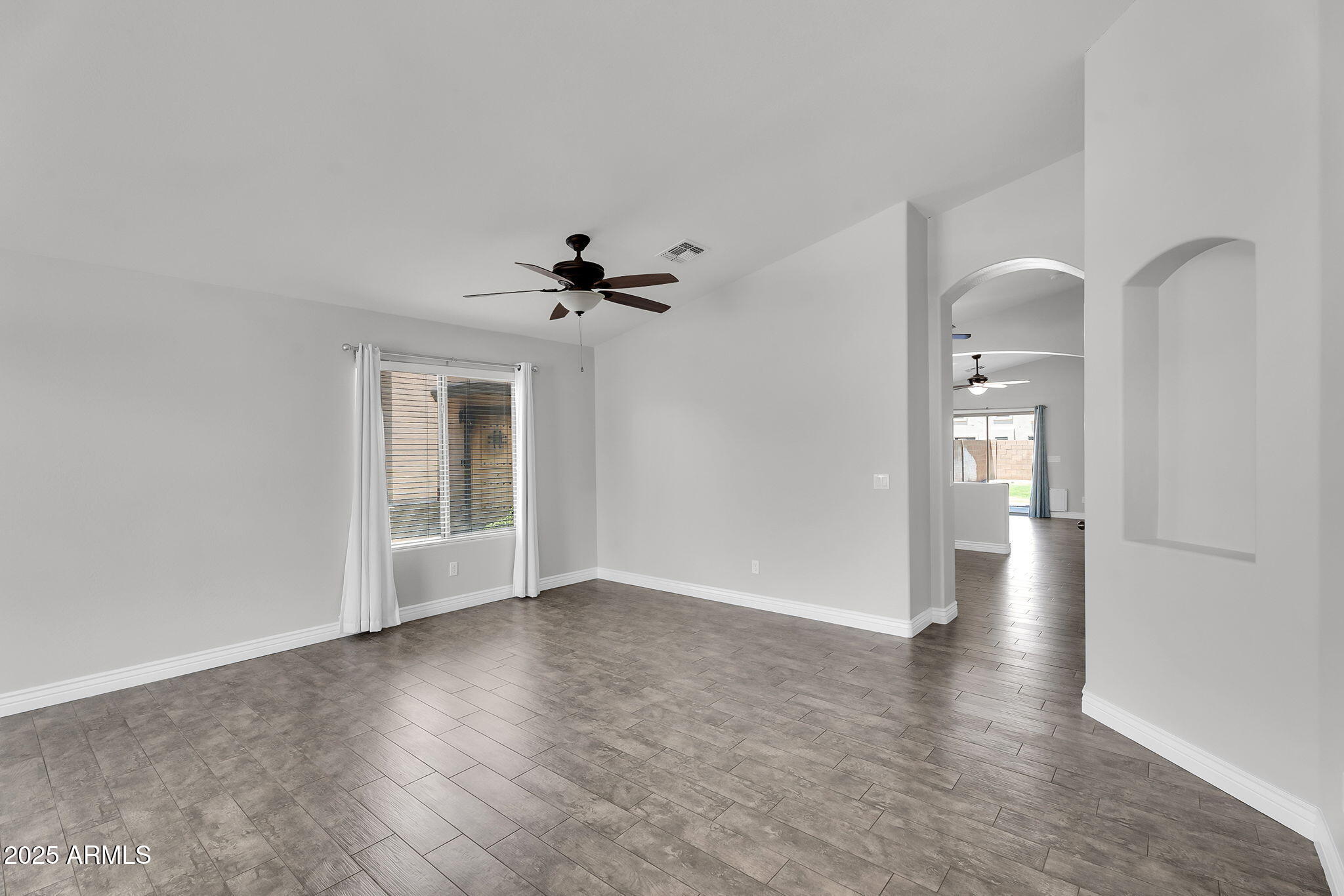 Homes 2 472 E JEANNE Lane