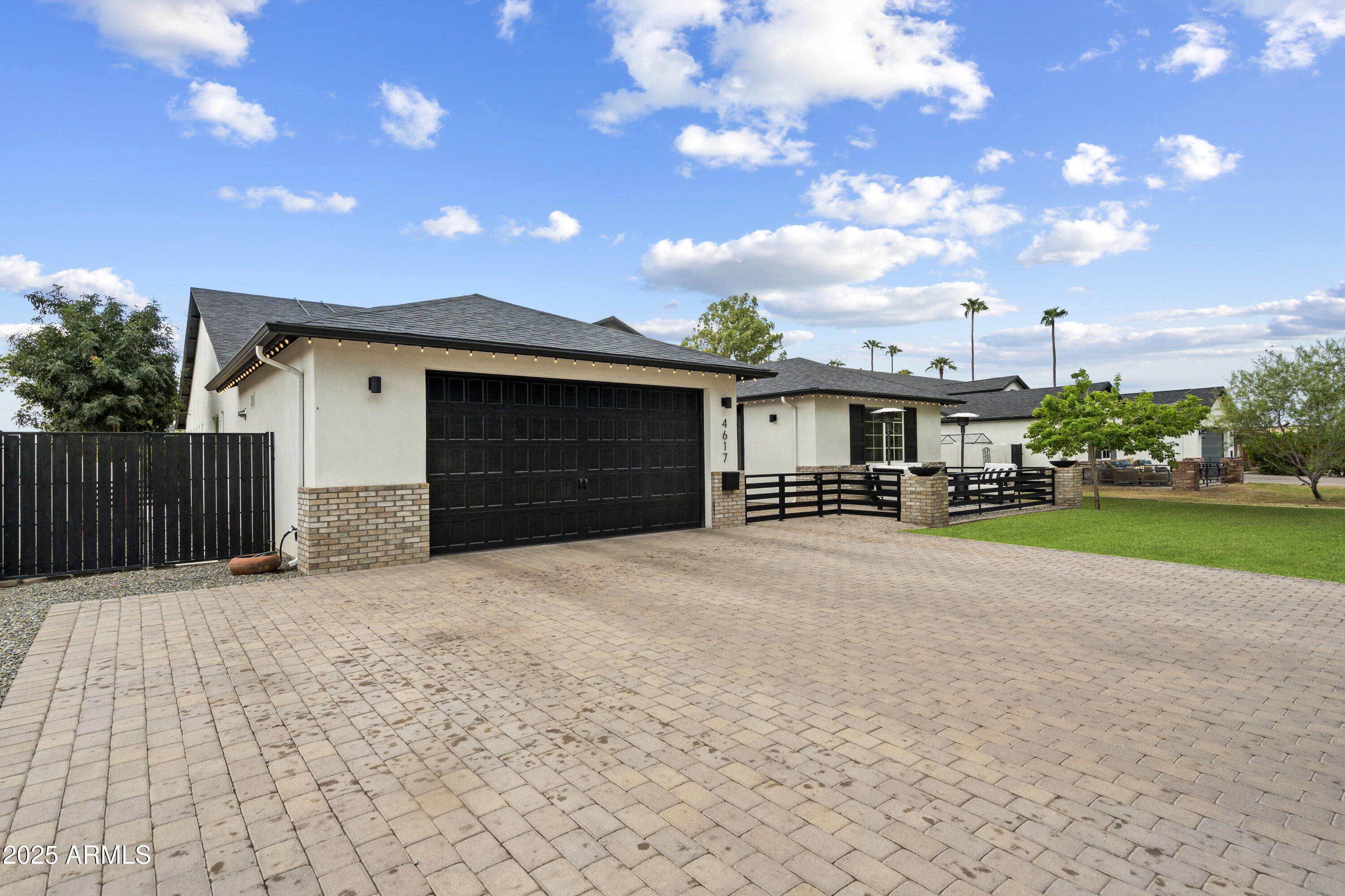 4617 E CAMBRIDGE Avenue