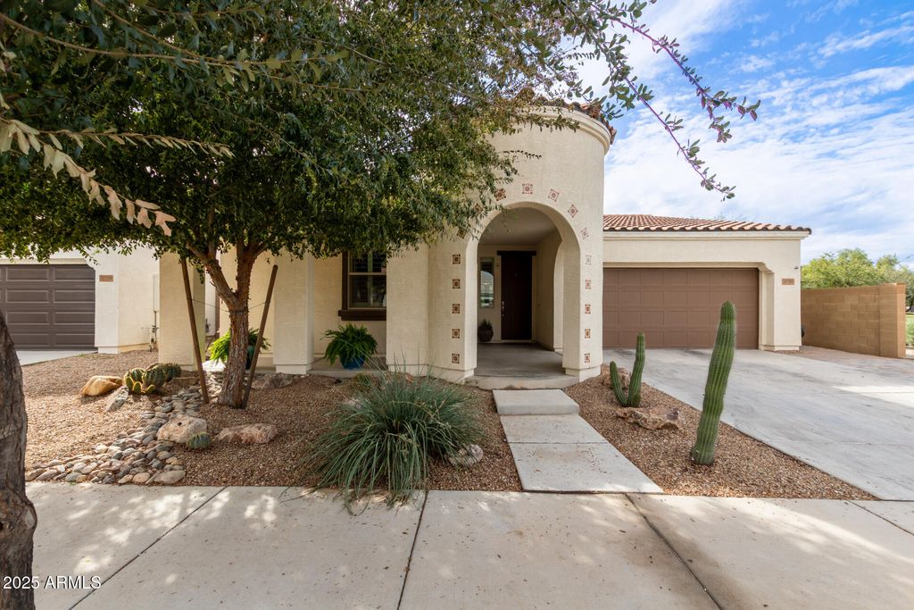 Photo of 22749 E Via De Olivos, Queen Creek, AZ 85142 (MLS # 6950679)