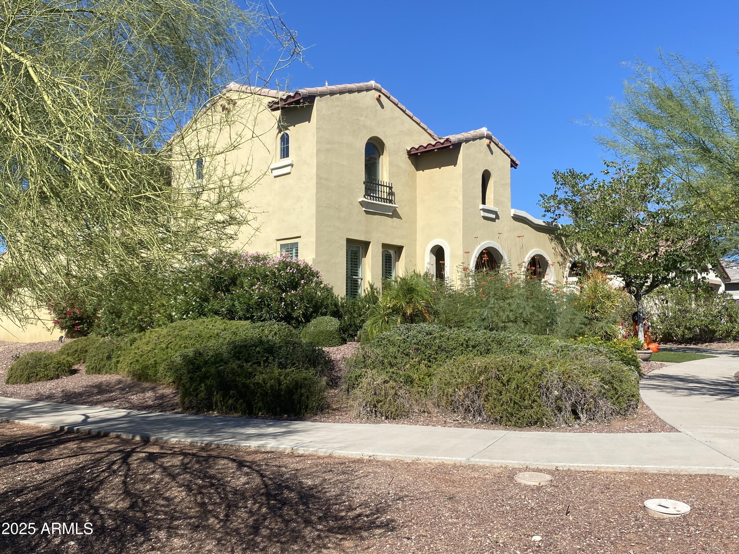 2946 N BEVERLY Place